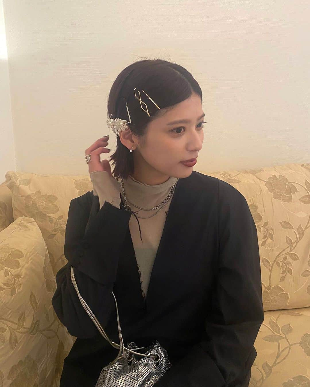 奥田紗都のインスタグラム：「.  結婚式ヘア💐 ⁡ 先日友人の結婚式に行ってきた時のヘアアレンジ☺︎ ⁡ ⁡ どうしようか迷いまくって直前にアクセ調達して セルフでやったんだけど結構お気に入りでした😌 ⁡ ⁡ ⁡ ⁡ ⁡ ⁡ ⁡ ⁡ ⁡ #結婚式ヘアアレンジ #お呼ばれヘアアレンジ #結婚式お呼ばれ #ボブアレンジ #ボブヘア #外はね #外はねミディ #伸ばしかけ前髪 #ボブヘア #ミディアムボブ」