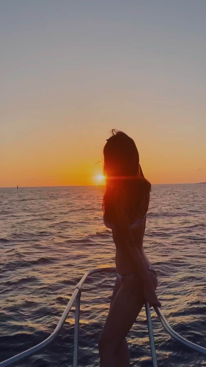 宮崎絹子のインスタグラム：「Sunset cruise 🛥️✨🌅  宮古島、船で遊ぶアクティビティは @ryumar17 くんに連絡してみてね👌✨  #宮古島 #サンセットクルーズ #sunset #sunsetcruise #miyakoisland #ocean #海 #伊良部島 #沖縄」