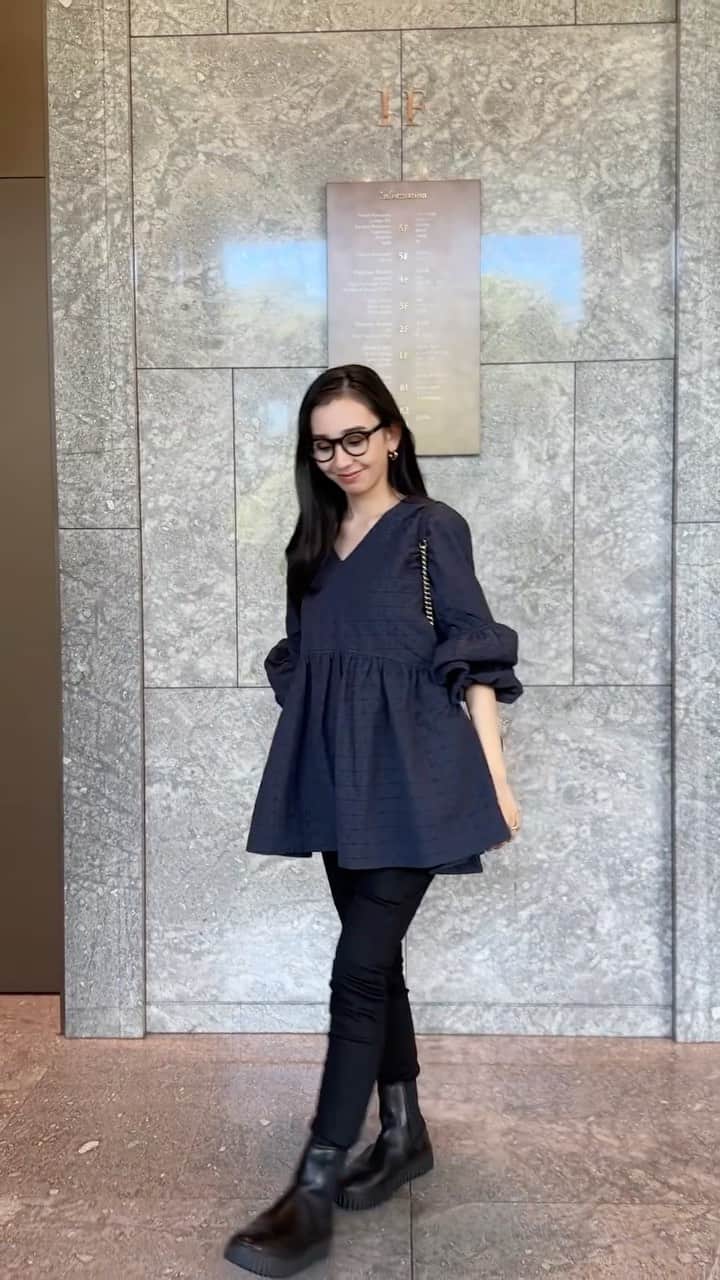 鈴木詩織のインスタグラム：「新色ネイビーもお気に入り過ぎて🥹💙  ふわ〜っと広がるシルエットですが、スキニーでもワイドパンツ、スカートでも合います✔︎  ネイビーに加えてブラック/ホワイトも再販するので前回ご購入できなかった方は是非🫶🏻  🛒発売日:9/25(月) 20:00〜 @meri.onlinestore   ⁡  ⁡  #shiorin_styling#meri#ミリコのミリ活」