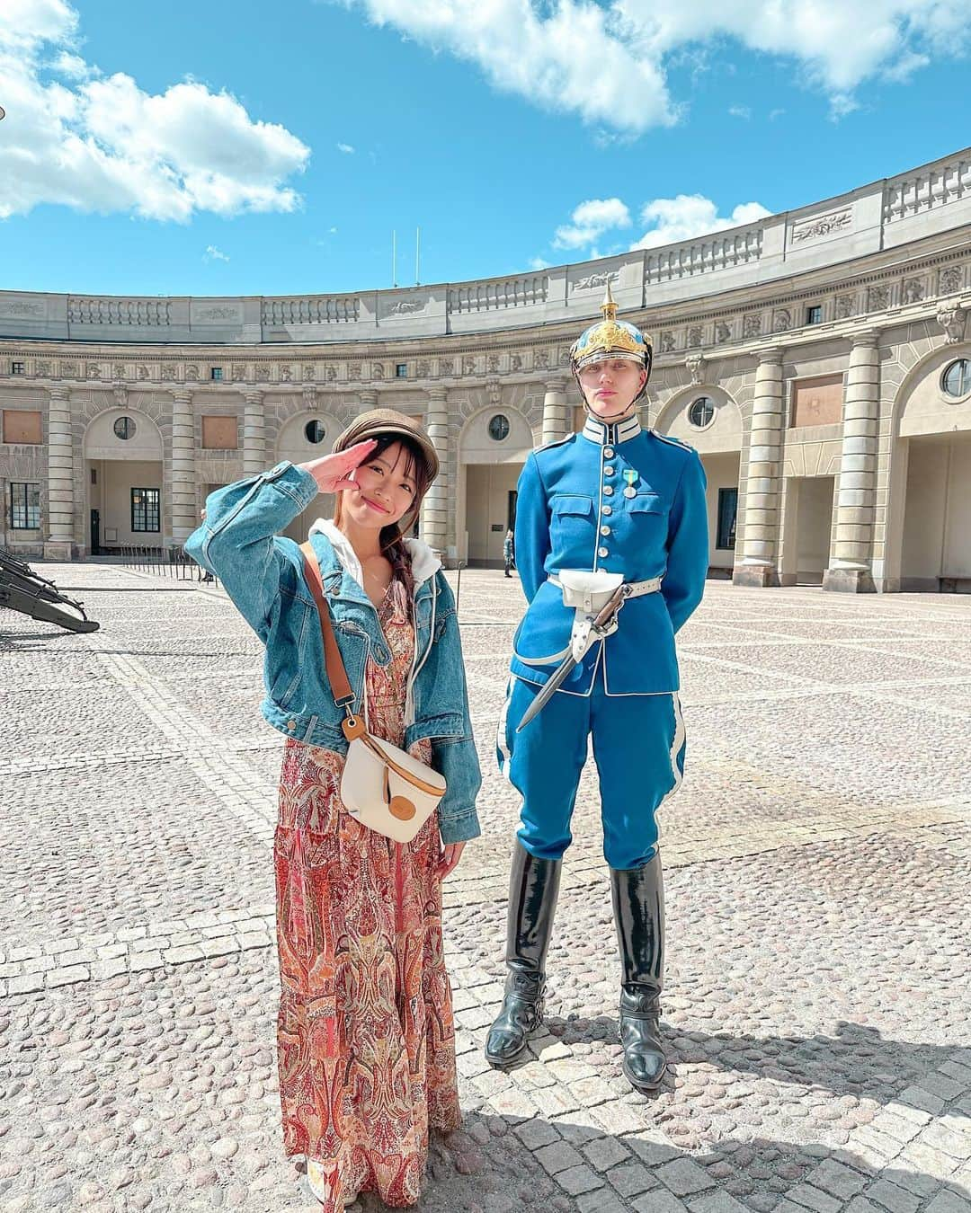 溝呂木世蘭のインスタグラム：「今日から北欧旅行編！  まずはスウェーデン、ストックボム🇸🇪  📍 ストックホルム宮殿 Kungliga slottet  ここでは毎日王様を守るための兵隊さんたちが交代のためのパレードをやっていて  一般公開もされていて誰でもみに行くことができるよ！！  本当にかっこよかったし壮大でした！  広場でのパレードの後、 少し早めにでて裏路地にいたら 帰りの行進を間近で見れた🫢  広場はすごい混んでたけど、裏の道は人がいなくて、目の前で見れたからおすすめだよ♡  #スウェーデン#ストックホルム#北欧#ヨーロッパ#ヨーロッパ旅#北欧旅#Sweden#Stockholm#旅好き#親子旅#女子旅#旅行好きな人と繋がりたい #旅女#タビジョ#旅ん人 #海外移住」