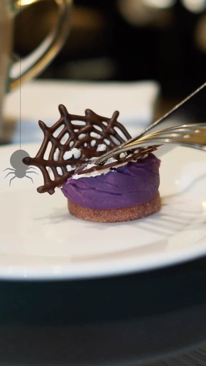 のインスタグラム：「🎃ハロウィンの魔法がかかったANAインターコンチネンタルホテル東京のアトリウムラウンジ。  2023年の秋のアフタヌーンティーはハロウィンの魔法で一新。不思議なティーパーティーの幕開けです。🐈‍⬛🍬 ロマンチックな雰囲気の中、季節の魅力も取り入れたキュートなスイーツ＆セイボリーにワクワクしながら、極上のドリンクと共に楽しいひとときをお過ごしください。 お友達や家族と一緒に、アトリウムラウンジで特別な魔法を感じてみませんか。🧛  期間：2023年9月15日(金)～10月31日(火)  🔗ご予約はプロフィールのリンクをチェック！  🎃The Atrium Lounge at ANA InterContinental Tokyo is awash with Halloween magic.  For the first time ever, our 2023 autumn afternoon tea takes a magical twist, celebrating the allure of Halloween. Enjoy a delicious spread of pastries, sandwiches, and drinks, each crafted with a touch of Halloween whimsy. 🐈‍⬛🍬 Spend a magical afternoon with your friends or family at the Atrium Lounge.🧛  Dates: 15 September to 31 October 2023  🔗 Dive deeper into the magic, please visit the Atrium Lounge official website.  #都内アフタヌーンティー #ヌン活 #アフタヌーンティー #ハロウィン2023 #ハロウィン #ハロウィンアフタヌーンティー #アトリウムラウンジ #ANAインターコンチネンタルホテル東京 #ANAInterContinentalTokyo #Halloween #HlloweenAfternoontea #afternoontea #Halloween2023」