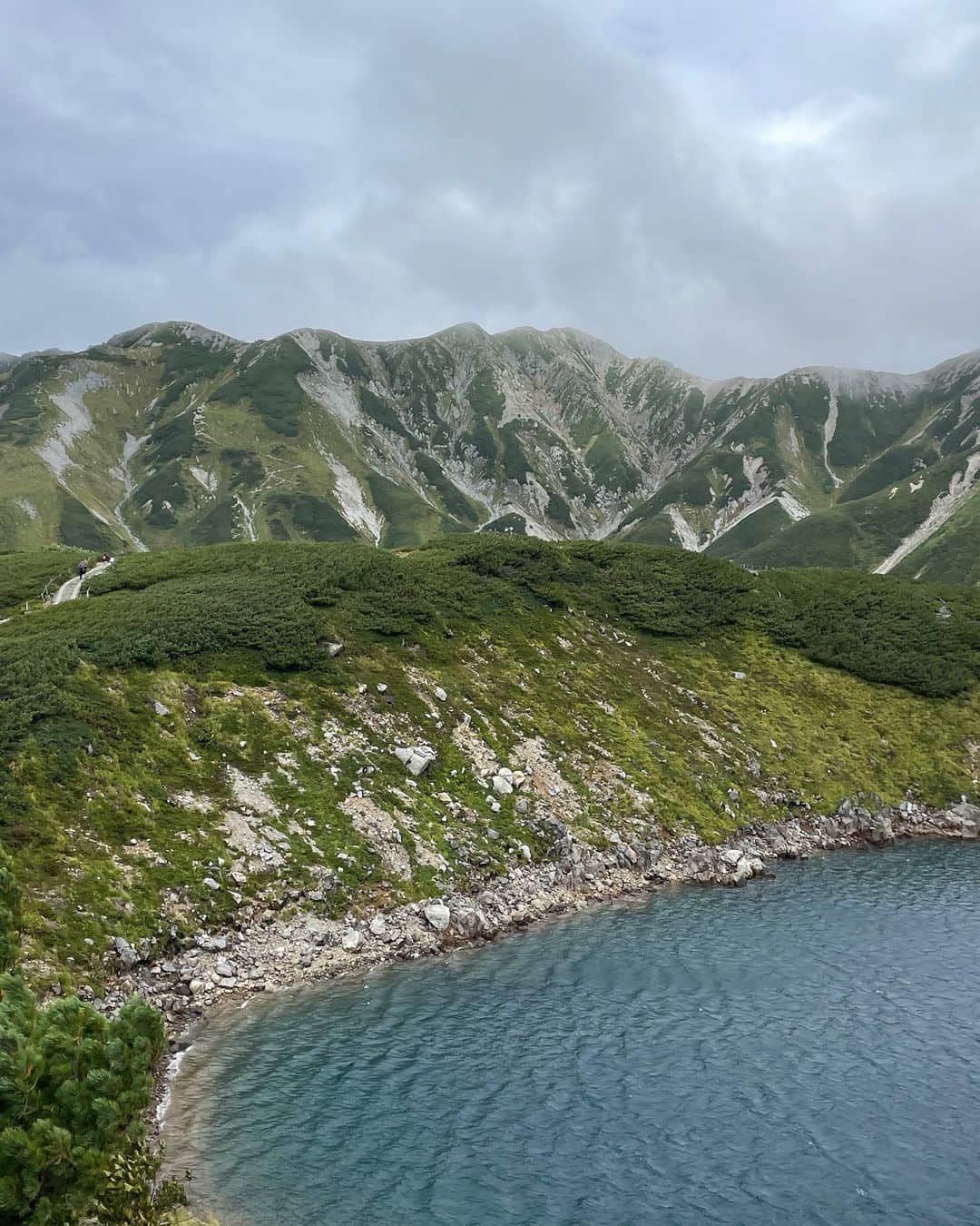 yuikoさんのインスタグラム写真 - (yuikoInstagram)「ずっと行きたかった立山連峰⛰🥹✨ 気温10℃、小雨、暴風と中々ハードだったけど、見渡す限り壮大な山々で興奮した〜🥹 晴れた立山も見たい、絶対リベンジ！  今日発売したnylon vestが大活躍でした〜 下界では半袖の上に、山頂ではスウェットの上にレイヤード スウェットも今日までの受注アイテムだよ @suwdee_official」9月21日 20時49分 - _yuiko__