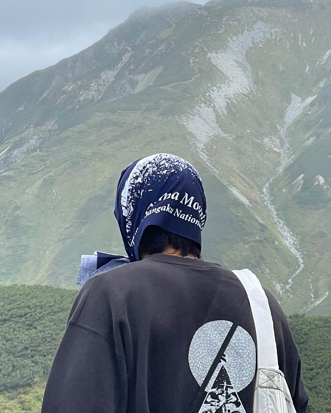 yuikoさんのインスタグラム写真 - (yuikoInstagram)「ずっと行きたかった立山連峰⛰🥹✨ 気温10℃、小雨、暴風と中々ハードだったけど、見渡す限り壮大な山々で興奮した〜🥹 晴れた立山も見たい、絶対リベンジ！  今日発売したnylon vestが大活躍でした〜 下界では半袖の上に、山頂ではスウェットの上にレイヤード スウェットも今日までの受注アイテムだよ @suwdee_official」9月21日 20時49分 - _yuiko__