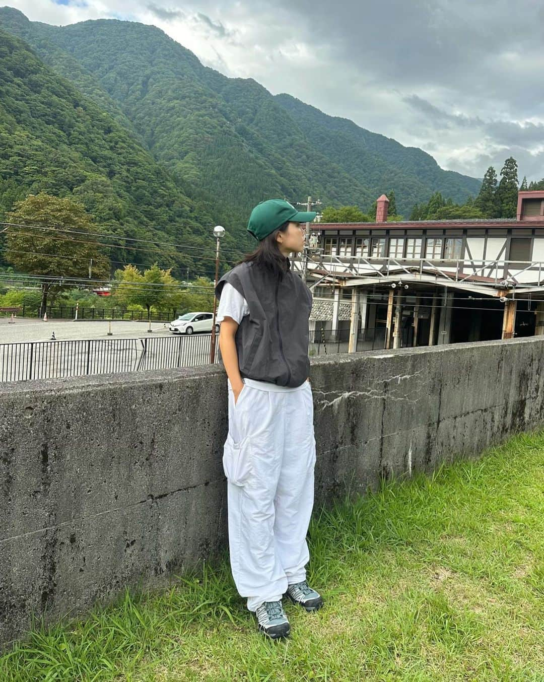 yuikoさんのインスタグラム写真 - (yuikoInstagram)「ずっと行きたかった立山連峰⛰🥹✨ 気温10℃、小雨、暴風と中々ハードだったけど、見渡す限り壮大な山々で興奮した〜🥹 晴れた立山も見たい、絶対リベンジ！  今日発売したnylon vestが大活躍でした〜 下界では半袖の上に、山頂ではスウェットの上にレイヤード スウェットも今日までの受注アイテムだよ @suwdee_official」9月21日 20時49分 - _yuiko__