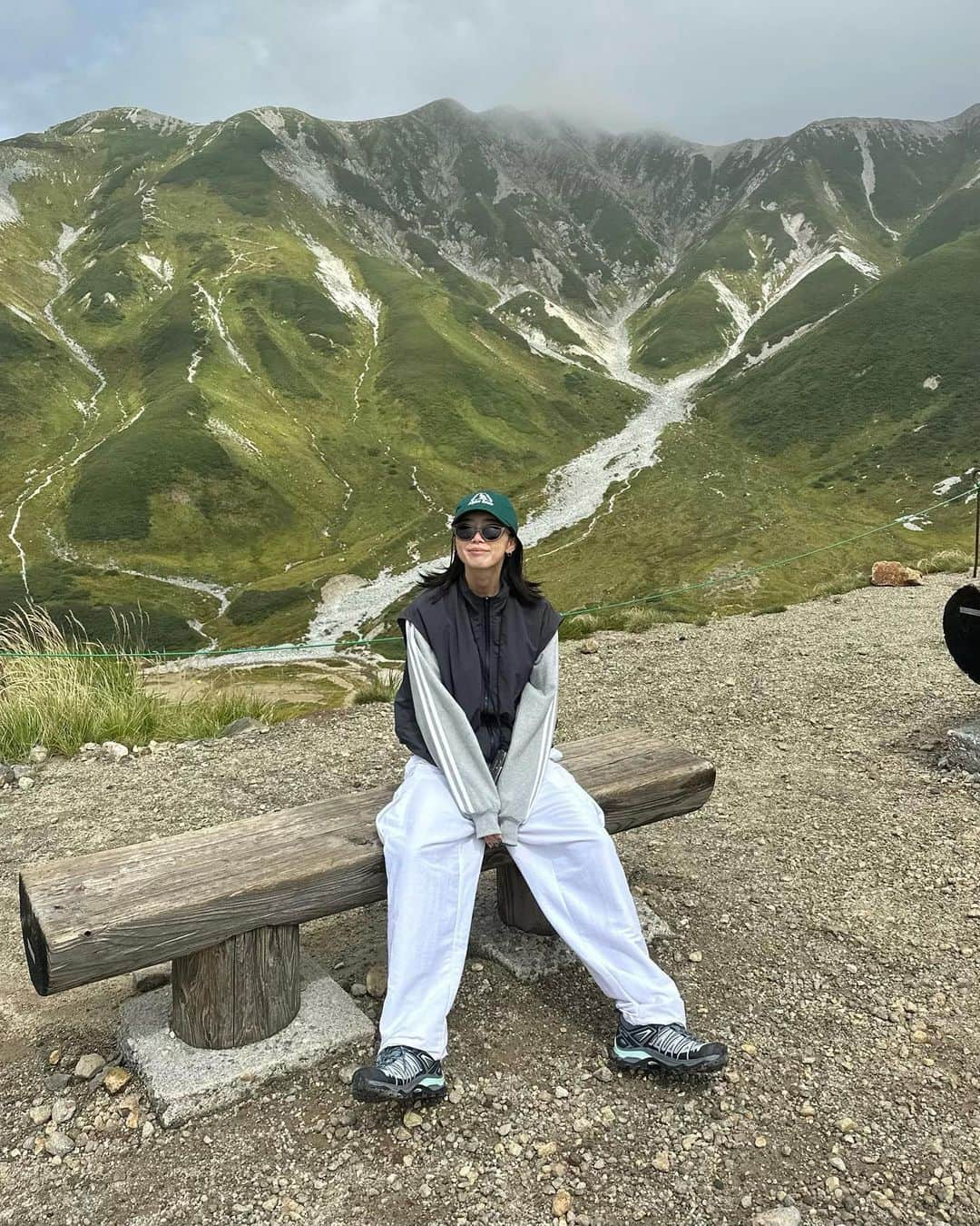 yuikoのインスタグラム：「ずっと行きたかった立山連峰⛰🥹✨ 気温10℃、小雨、暴風と中々ハードだったけど、見渡す限り壮大な山々で興奮した〜🥹 晴れた立山も見たい、絶対リベンジ！  今日発売したnylon vestが大活躍でした〜 下界では半袖の上に、山頂ではスウェットの上にレイヤード スウェットも今日までの受注アイテムだよ @suwdee_official」