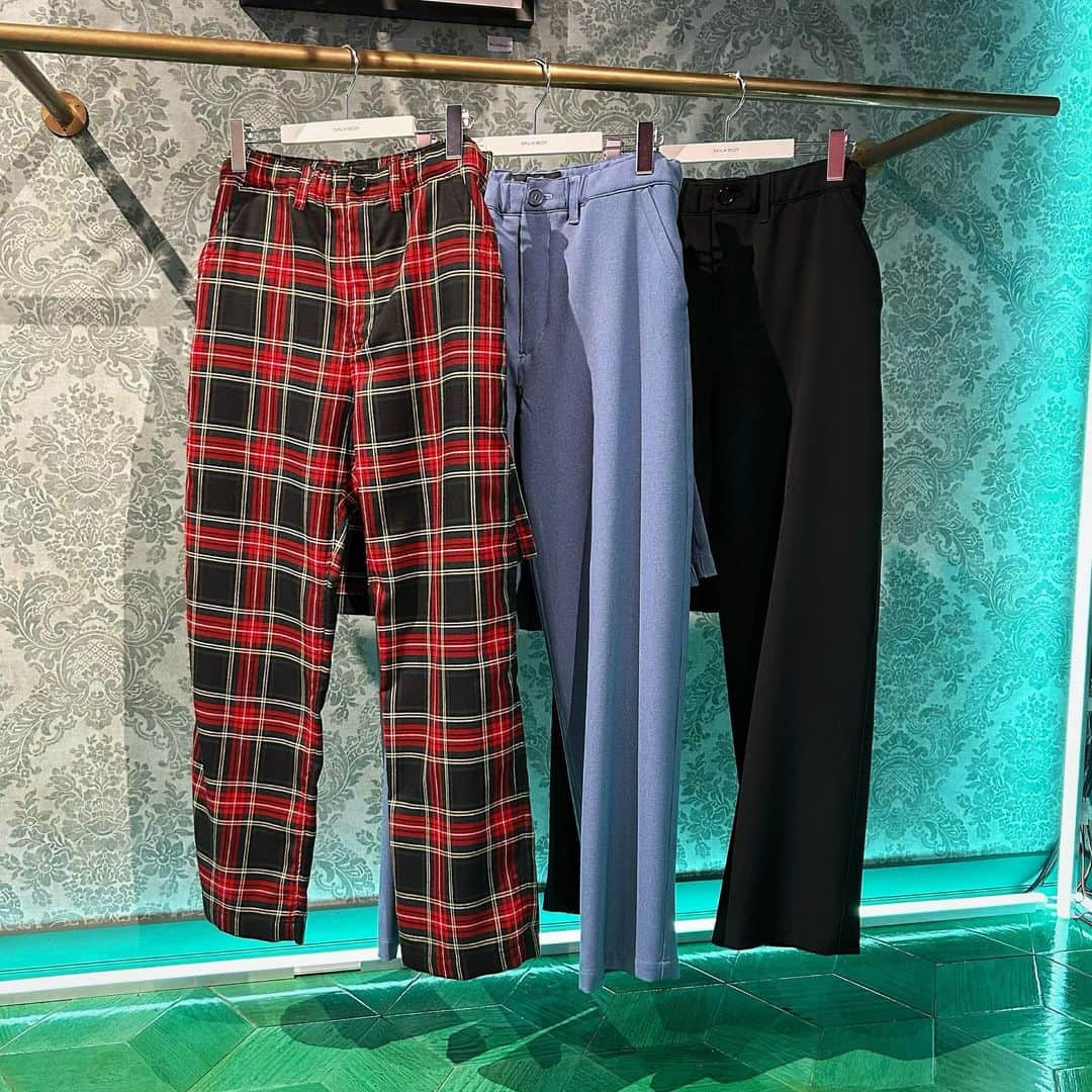 ミルクボーイさんのインスタグラム写真 - (ミルクボーイInstagram)「MILKBOY 2023 AUTUMN COLLECTION  STRAP JACKET ¥41,800-. BONDAGE PANTS ¥34,320-.  取り外し可能なハーネスベルトが合わさった、テーラードジャケット🪡 MILKBOY定番のスカート付きボンテージパンツが入荷しました💥  #milkboy」9月21日 20時50分 - milkboyharajuku