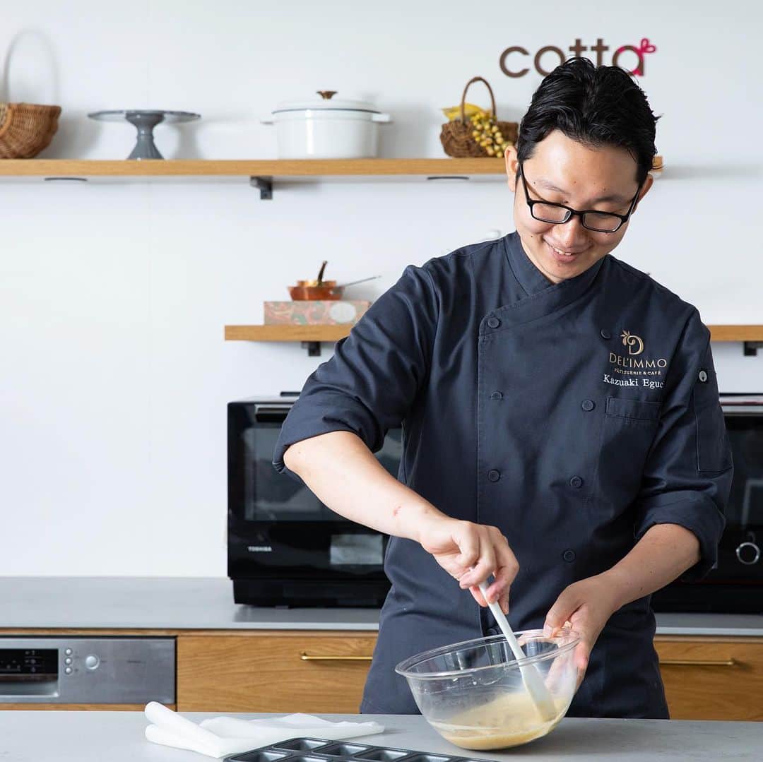 eguchikazuakiのインスタグラム：「【cottatomorrow コラボスイーツ企画】  コッタさんから皆さん材料買ってますか？ お菓子作りする人なら知らない人はいないコッタブランド  そんなコッタさんと米粉でコラボ しかもこれがまた、レシピを公開するのはもちろんですが  <米粉のティグレをプレゼント>しちゃうんだから、太っ腹すぎる  ⇒プレゼントは丸型 ⇒皆さんが作るのは長方形  ぜひ作って食感の違いとか、形での違いとかも感じて欲しいです お菓子作りって本当に楽しくて、今回は米粉で参加できてめちゃくちゃ嬉しいです  小麦粉が苦手な方もティグレ食べたいよね？ デリーモでも米粉のティグレやろうかなと思っています 米粉の商品どうですかね？  cotta tomorrow の考え方も素敵なんでぜひHPの読み物も見てください  撮影も楽しかったな 皆さんありがとうございました👋🏻  #cotta #cottatomorrow #tigre #tigres #strawberry #rice #ricepowder #gift #prezent #delimmo #pastry #easyrecipe #homemade #cooking」