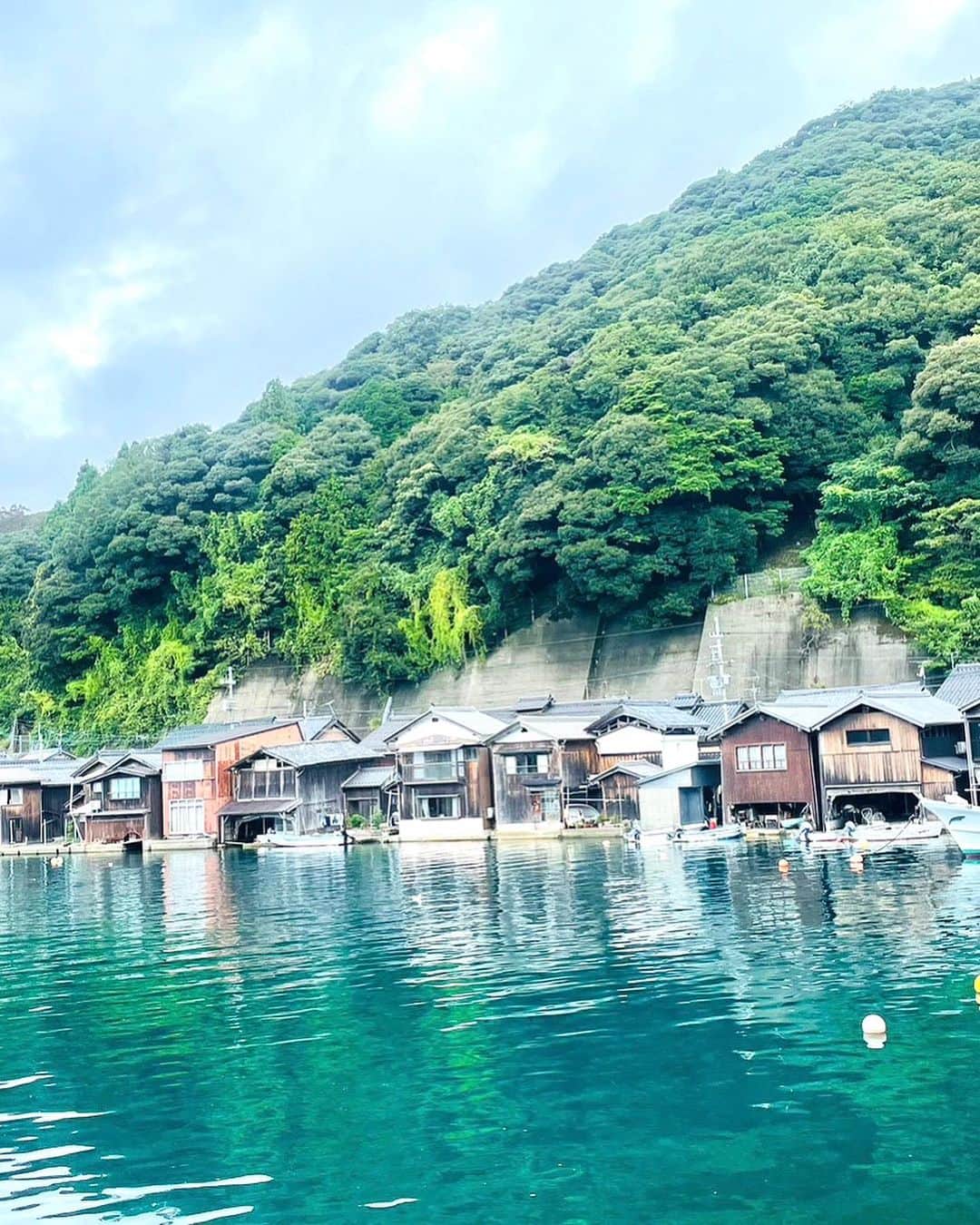 DJ AMIGAのインスタグラム：「今まであまりなじみのなかった京都京丹後にある伊根町に。海側には舟家と呼ばれている船の車庫があり、道路を挟んだ山側の住居で人々は生活しているそう。 とってもこじんまりとした街でタイムスリップしたかなような感覚なんだけど、素敵なお店や宿もちらほら。映像の旅館は @inemiyabi さん。  #kyoto #kyototrip #伊根町 #京都 #京丹後」