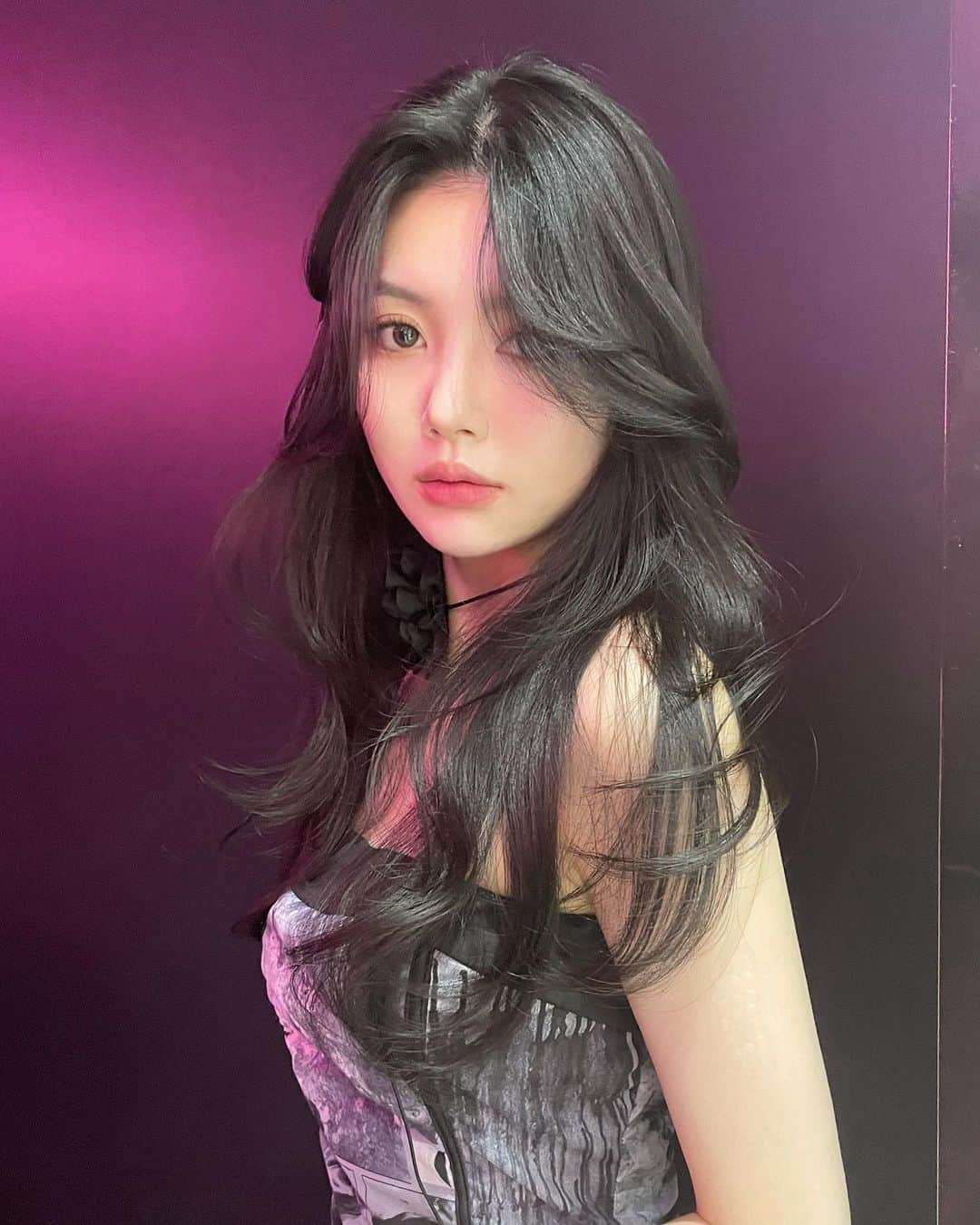 原涼香のインスタグラム：「🩷🆕今やりたい韓国レイヤーロング🆕🩷 ワンカールで簡単に可愛くなれる♡ 軽やかなレイヤースタイルがトレンドですദ്ദി‪- ·̫ - ̳ ㅤㅤㅤㅤㅤㅤㅤㅤㅤㅤㅤㅤㅤ 🎀韓国HAIR STYLE menu... ㅤㅤㅤㅤㅤㅤㅤㅤㅤㅤㅤㅤㅤ ☑︎カット 巻いても巻かなくても可愛いこだわりレイヤーカット♡ 45mmでワンカールのみです✔️  ☑︎プレミアムケアカラー 透明感バツグンカラーが得意です♡ ㅤㅤㅤㅤㅤㅤㅤㅤㅤㅤㅤㅤㅤ ☑︎HITAトリートメント 韓国人みたいなツヤ髪はトリートメントがマスト♡  ㅤㅤㅤㅤㅤㅤㅤㅤㅤㅤㅤㅤㅤ ご予約はリンクから🫶🏻🔗 ㅤㅤㅤㅤㅤㅤㅤㅤㅤㅤㅤㅤㅤㅤㅤㅤㅤㅤㅤㅤㅤㅤㅤㅤㅤㅤ ㅤㅤㅤㅤㅤㅤㅤㅤㅤㅤㅤㅤㅤ  #SHIMA#韓国ヘア#韓国スタイル#レイヤーカット#ダークトーン#初カラー#暗髪#ベージュカラー#ラベンダーカラー#グレージュ#オリーブカラー#透明感カラー#銀座美容院#銀座美容室#美容師#시스루뱅#레이어드컷#koreanhair」