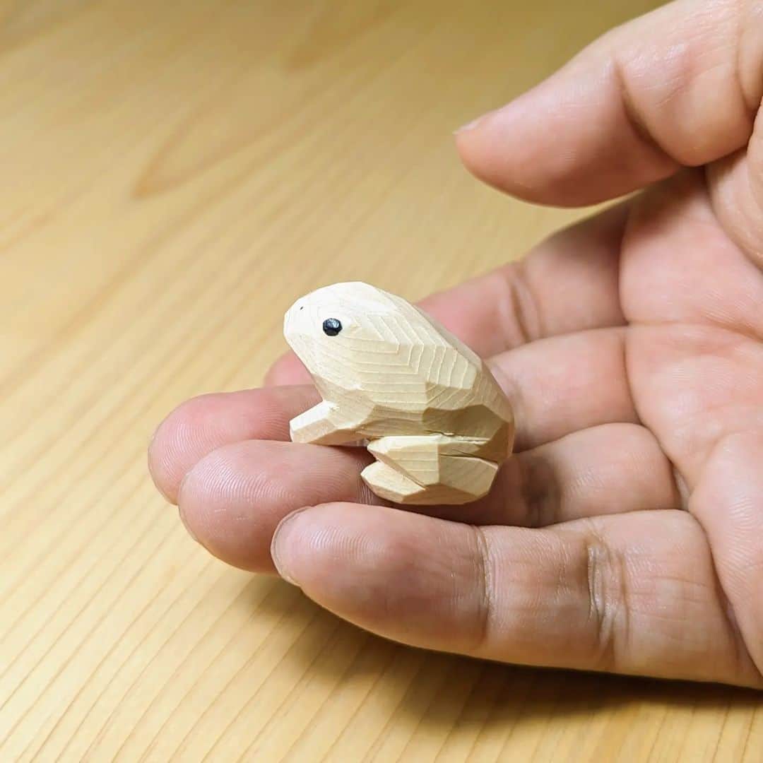 Seiji Kawasakiのインスタグラム：「カエルの木彫りを作りました」