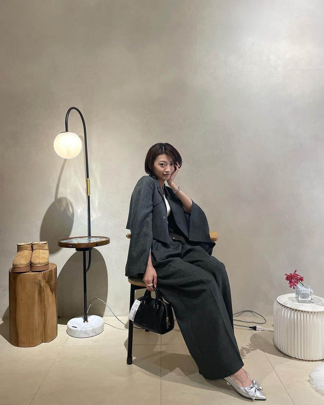 のインスタグラム：「だんだん秋になってきましたね  Heatherｻﾝの展示会に行った時の写真はこれでラストです🫶🏻  可愛い洋服たくさん着れて より秋冬が楽しみになりました♡  季節の楽しみが増えて嬉しいです😌  photo by @koo_too08 -(♡~♡)  #heather #ヘザー @heather_love_official」