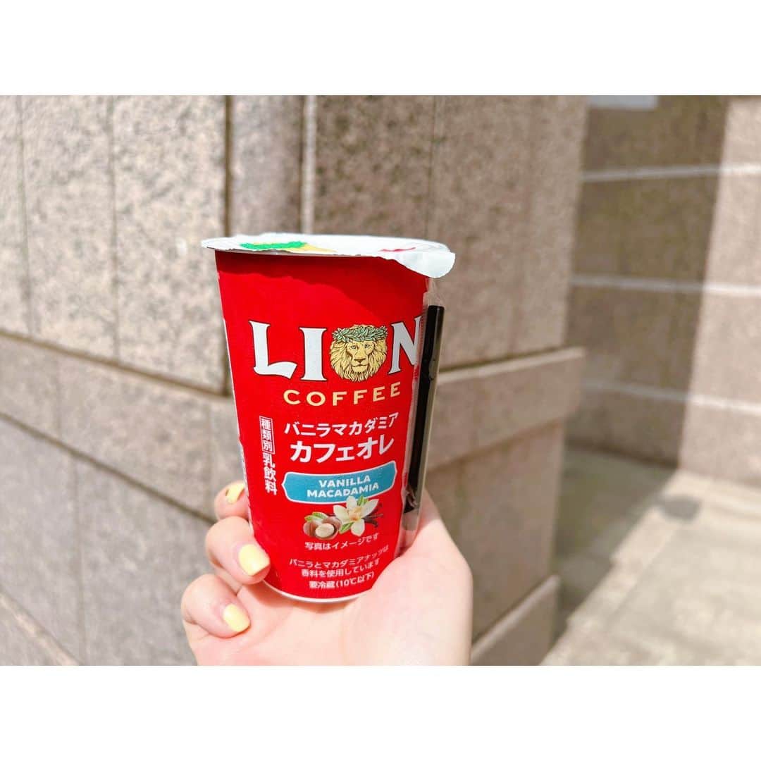 徳山沙季さんのインスタグラム写真 - (徳山沙季Instagram)「. @lioncoffee_japan から発売になった 「LION COFFEE バニラマカダミア カフェオレ」𖥸 子どものお迎え前に、ひと休み🤍 . 香り豊かでナッツが好きな方に、とってもおすすめです! ちょっとだけ甘いものが欲しいけど、甘すぎるのもイヤという気分にも応えてくれる味わいです☺︎ . 長らくHawaiiには行ってないですが、 ちょっとした休憩タイムに ハワイ感を味わえました🏝️ @lioncoffee_japan では フォトコンテストも実施中です🕊️ . . @lioncoffee_japan #PR #ライオンコーヒー #カフェタイム #コーヒータイム #プチご褒美 #lioncoffee #カフェオレ #マガダミア　#hawaii #コーヒーのある暮らし #コーヒーのある生活 #コーヒーのある風景」9月21日 19時33分 - saki.whitesnow