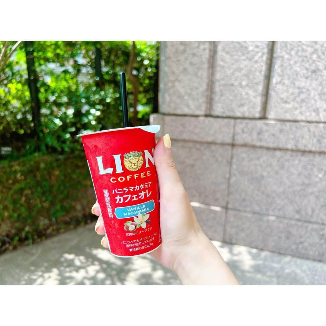 徳山沙季のインスタグラム：「. @lioncoffee_japan から発売になった 「LION COFFEE バニラマカダミア カフェオレ」𖥸 子どものお迎え前に、ひと休み🤍 . 香り豊かでナッツが好きな方に、とってもおすすめです! ちょっとだけ甘いものが欲しいけど、甘すぎるのもイヤという気分にも応えてくれる味わいです☺︎ . 長らくHawaiiには行ってないですが、 ちょっとした休憩タイムに ハワイ感を味わえました🏝️ @lioncoffee_japan では フォトコンテストも実施中です🕊️ . . @lioncoffee_japan #PR #ライオンコーヒー #カフェタイム #コーヒータイム #プチご褒美 #lioncoffee #カフェオレ #マガダミア　#hawaii #コーヒーのある暮らし #コーヒーのある生活 #コーヒーのある風景」