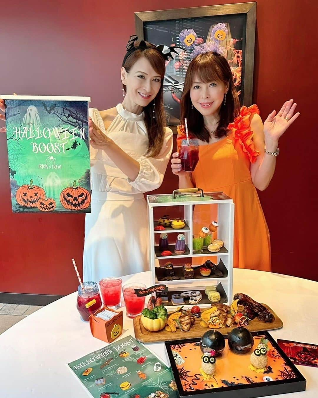 里井真由美さんのインスタグラム写真 - (里井真由美Instagram)「🦇ハロウィン・アフタヌーンティー・ブースト🎃🧡🧙‍♀️  ANAインターコンチネンタルホテル東京「ザ・ステーキハウス」で開催中でございます〜  @anaintercontinentaltokyo   ☞扉を開けたら　ジャジャーン🧡  10種のハロウィンスイーツが登場〜🦇🎃 ハロウィンチョコブラウニーや、オバケをかたどったクッキーも可愛い👻  フロマージュブランのブルーは天然バタフライピーが使われているなど、安心なおいしさも兼ね備えてますのよ♡  そして「ザ・ステーキハウス」ならではの セイボリーは、真っ黒なバーガーはトリュフ🖤ビーフバーガーの肉肉しさがたまりません♡ ハロウィングリルプレート のチョリソーやチキングリル、ポークリブなどボリューム感もすごく良きでございます〜♡  シュワシュワのカクテルはアルコール、ノンアルコールが選べますよ♡  10/31までの限定🧡 扉の柄は2種から選べますが ハロウィン柄🎃👻人気なので ご予約がおすすめです  ゆうちゃんとハロウィンカチューシャで 女子会楽しんできましたん🦇🎃  前日21:00までにご予約なさってね🧡  🔻  @anaintercontinentaltokyo   ⭕️お電話  03-3505-1185  ⭕️web https://anaintercontinental-tokyo.jp/offer/steakhouse-halloween-afeternoontea-boost-2023/  。。。  4部制 11:30～13:30 / 14:00～16:00 / 17:00～#@9:00 / 19:30～21:30 ※2時間制 ※ラストオーダーは30分前 ※前日21:00までにご予約ください。 ※数に限りがございます。  。。。  メニュー書いておきますね〜  ◎セイボリー トリュフビーフバーガー ハロウィンポテトサラダ ハロウィングリルプレート (チョリソー、チキングリル、ポークベリー、ポークリブ、パンプキングリル)  ◎プチガトー チョコレートブラウニー パンプキンフィナンシェ ハロウィンチョコレートクッキー ロリポップチョコレート フロマージュブランクリーム シナモンシュガーパイ レモンケーキ リップルビーチョコレート 紫芋ケーキ ミイラマカロン パンプキンと小豆のスコーン  。。。  楽しい夜をお過ごしくださいね  。。。  #PR #anaインターコンチネンタルホテル東京 #ザステーキハウス#ハロウィン#ハロウィンアフタヌーンティー#ハロウィンアフタヌーンティーブースト  #anaintercontinentaltokyo  #女子会#アフタヌーンティー#afternoontea #ヌン活 #アフタヌーンティー好き#アフヌン #里井真由美#フードジャーナリスト里井真由美#さといいね#ありが糖運動#japan#japanesegirl#japanese」9月21日 19時26分 - mayumi.satoi