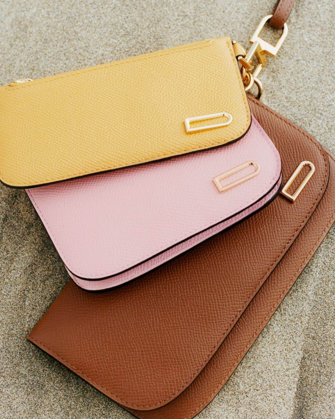 デルボーのインスタグラム：「One or many. ⁣ ⁣ The Vagabond collection of minimalistic pouches and card holders are designed with versatility, liberation and Belgian savoir-faire. Each pouch can be worn alone or clipped onto a leather strap to be styled as a belt, crossbody or over the shoulder. Crafted in grained Alpina calf leather in light and joyful colors, the Vagabond line is for endless possibilities.⁣ ⁣ #delvaux」