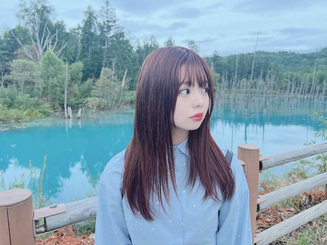 宮里莉羅のインスタグラム：「夏に念願の北海道旅行行けた❕ ここは青い池💎 湖の色がすっごく神秘的でキレイだった〜( ˶˙ᵕ˙˶ ) 既に北海道行ったの懐かしく感じる..  #北海道旅行#北海道観光#青い池#北海道ドライブ#旅行記#02년생 #follow#followme#f4f#likeforlike#follow4follow#fyp#instagood#japanesegirl#instalike#selfie#ootd」