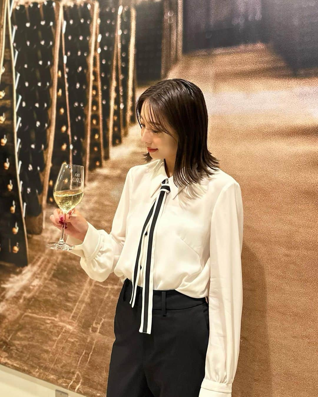 冨張愛さんのインスタグラム写真 - (冨張愛Instagram)「CAVA🥘🇪🇸 食欲の秋、お料理に合わせて お酒もより一層楽しみたくなる季節。 昨日は人生で初めてスペイン大使館へ 伝統製法でつくられる高品質スパークリングワイン スペインD.O CAVAのレセプションパーティに お邪魔してきました。 地中海の恵みを受けつくられたCAVAは スペイン料理だけでなく和食まで 世界中の料理と合うと言われています🍢 若々しいフレッシュさ〜複雑性のものまで 様々な種類のCAVAを頂きながら楽しい時間を過ごさせて頂きました。 お花のラベルが一際目を惹くPUERTA PALMAのロゼ お花のように華やかな果実の香りが幸福感を 繊細な泡とエレガントで上品な味わいが とても美味しかった☺️💐 CAVAの魅力再発見の夜となり、久しぶりのスペイン旅行に今すぐ行きたくなりました✈︎ * #PR #CAVA #cavaweek #cavadiscoveryweek #cavamuseum #cavadiscoverymuseum #スペイン #スペイン大使館 #カバ」9月21日 19時30分 - megumitomihari