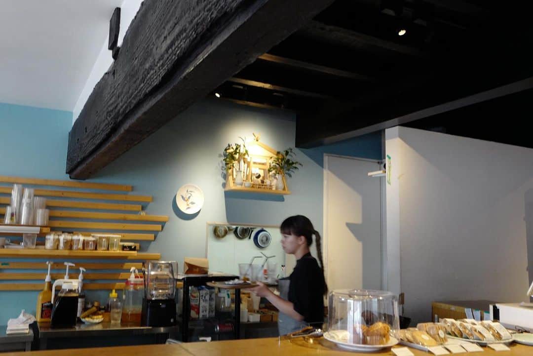 行方 久子 Hisako Namekataのインスタグラム：「. 佐賀県のレベル高い飲食店シリーズ、まだ続きますw 本当に食べることしか考えてない！と言っても過言ではない 食いしん坊の私ですが、、、、  @lib_coffee の鯵フライサンドと焼き菓子の美味しさに驚きました🙌🏻  あ、プリンもソフトクリームも美味しかったな。 どんだけ食べたのよって話しですよ🙏🏻」