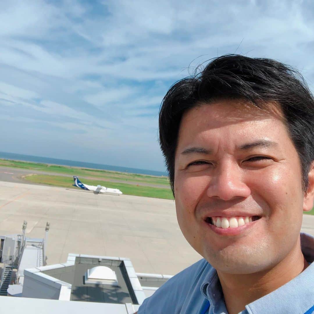 坂部友宏のインスタグラム：「トキエアの飛行機が奥に...  私は空港が時々仕事場✈️ 報道です  #新潟空港 #トキエア #新航空会社 #最終試験中  報道向け内覧で 座席に座らせていただいたのは去年11月💺   就航はいつかな🛫 おそらくもうすぐ🛩️  #初便 #札幌丘珠空港」