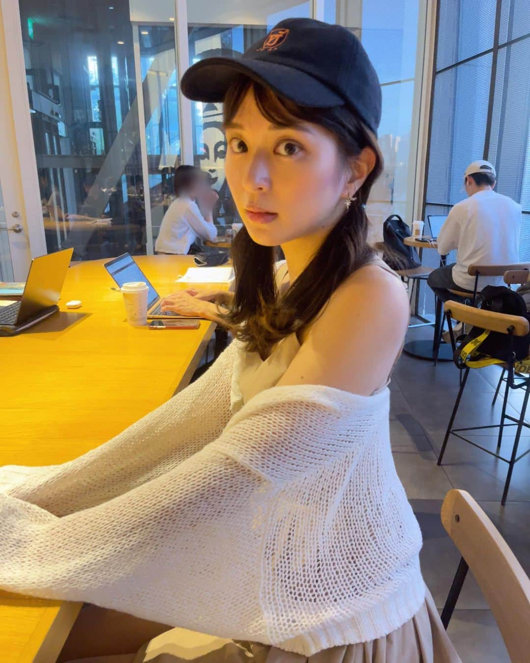 沖田愛加さんのインスタグラム写真 - (沖田愛加Instagram)「お仕事終わりに、友達とカフェに♡ ツインテールにしてみたよっ！ 似合うかな？🤣🩵笑  #ツインテール #キャップコーデ」9月21日 19時41分 - okita_aika