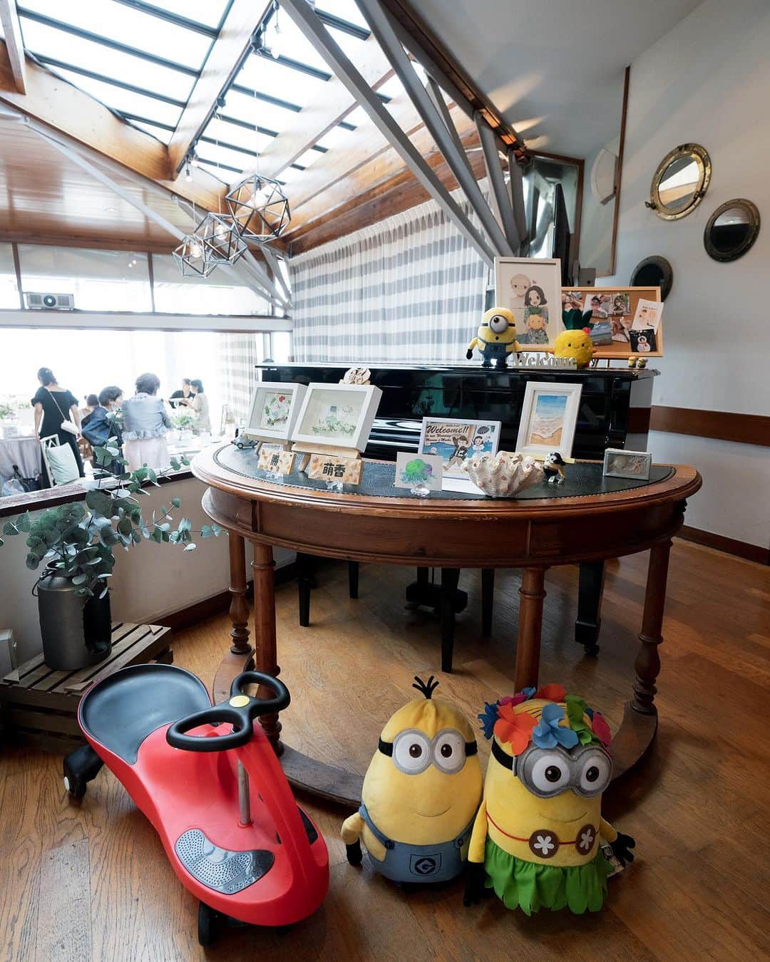 のインスタグラム：「* ウェルカムスペース🏠  お気に入りの小物や素敵な写真でゲストをお出迎え🍌 * 1日1組限定、貸切wedding 記憶に残る1日をお過ごしください🕊️  *  指帆亭 Shihantei Pine Tree Resort （月・火曜日定休日、祝日の場合は営業） TEL:0463-43-1611 * 〒259-0123 神奈川県中郡二宮町二宮下向浜36 アクセス ・JR二宮駅より徒歩10分 ・お車でご来店の場合、無料駐車場を完備しております ナビゲーションシステムをご利用の際は、目的地に「二宮町立 二宮中学校」と設定をお願い致します。 *  #shihantei #指帆亭 #結婚 #結婚式 #二宮 #湘南 #茅ヶ崎 #平塚 #藤沢 #小田原 #大磯 #鎌倉 #二宮駅 #記念日 #貸切 #海 #海が見える #リゾート #リゾートウエディング #ガーデン #プレ花嫁 #ウェディング #ブライダルフェア #ウェディングフォト  #フォトスポット #ウエディングドレス #披露宴 #レストランウェディング#湘南ウェディング」