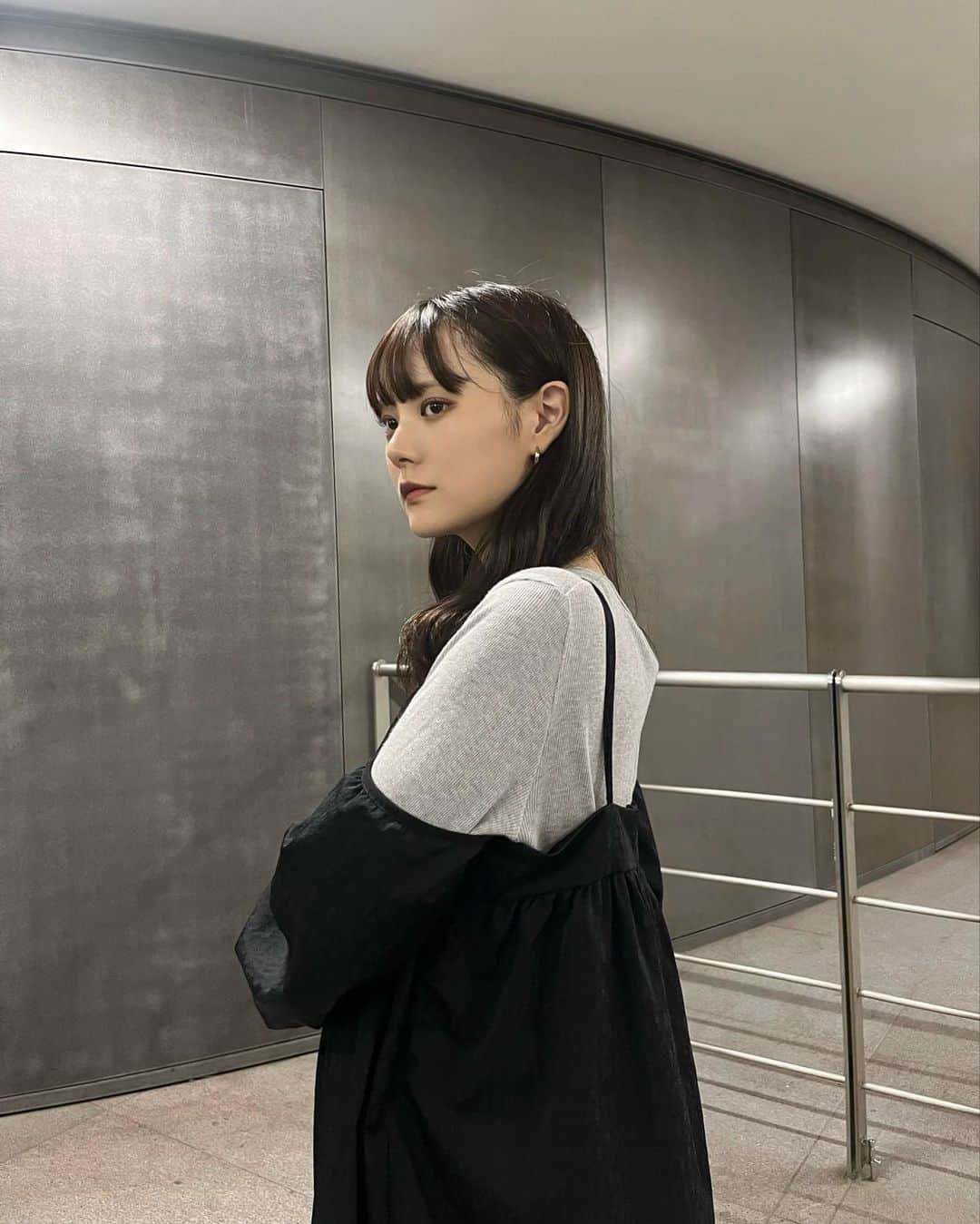 木村なつみのインスタグラム：「ご要望を頂いたのでワンピースの冬の着回ししてみたよ~冬も可愛いね~！汗だくの木村より  どっちが好き！  ・open shoulder gather one-piece 肌触りがよく軽量のナイロン素材を使用したワンピ さりげなく柄になってたり肩紐が二重になってたり細かいところこだわってます 袖やスカート部分にギャザーでボリュームを出し可愛らしさをだしながら 肩を出すことで全体が重すぎない印象に。  online 9/24〜 exhibition 9/24  11:00~21:00 25  11:00~20:00 📍river side gallery Nakameguro」