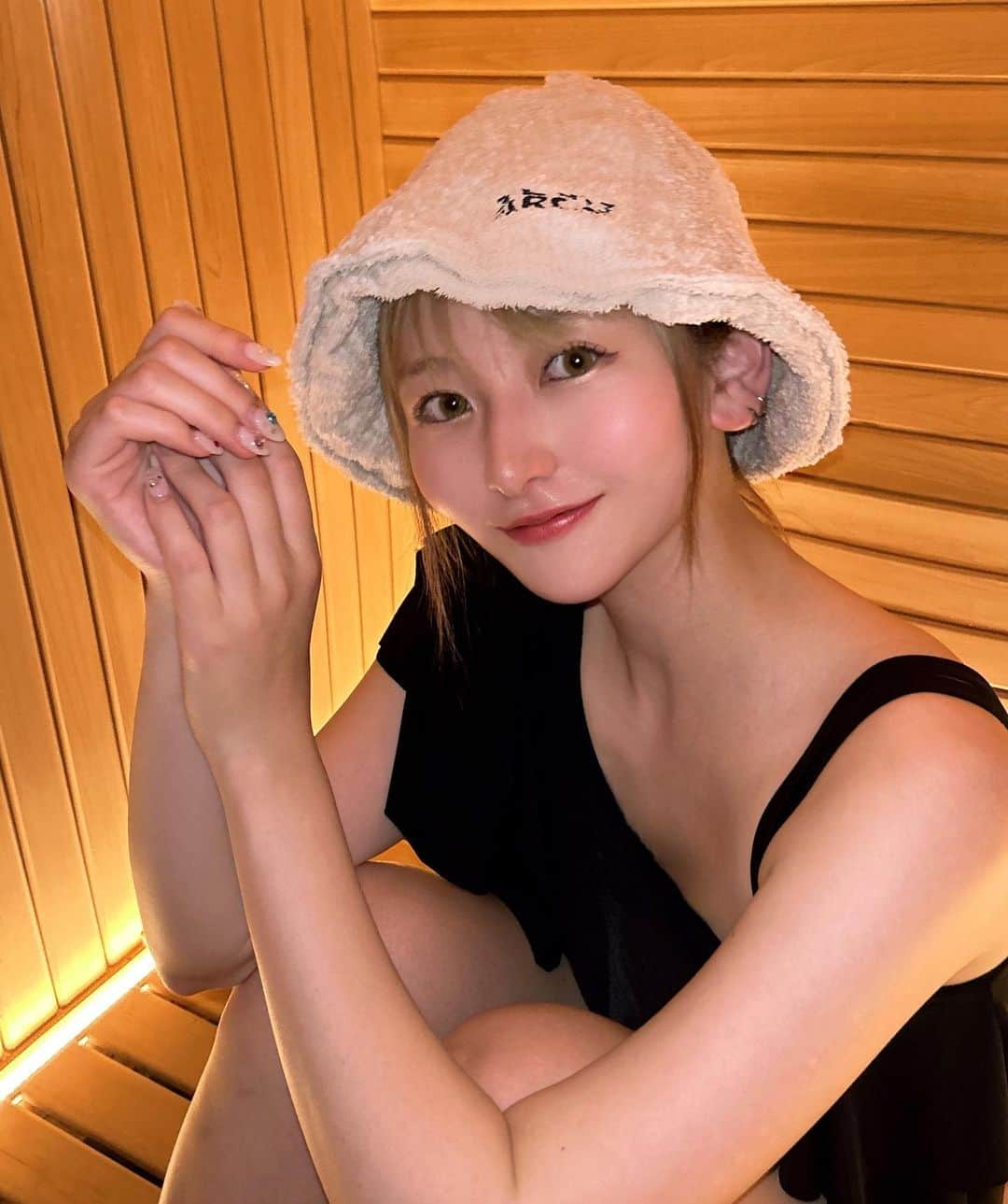 尾形春水のインスタグラム：「神楽坂のおしゃれサウナ🧖‍♀️ サウナは温度設定できてセルフロウリュも可能、水風呂後はソファでととのえて、ベランダで外気浴もできる。最強でした... 後日TikTokとかリールにもあげるねー！」