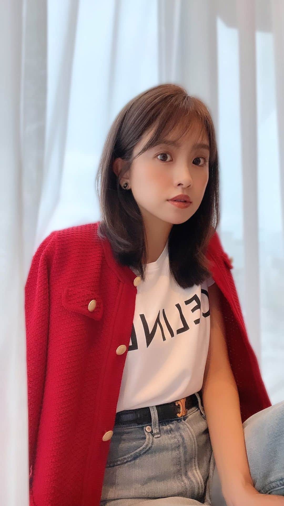 のインスタグラム：「おNEWのお洋服はすぐ着ちゃう人です🙋‍♀️笑 昨日のストーリーにもあげましたが 新宿高島屋のPOPUPで 手に入れたばかりです😇❤️笑 カーディガン？ジャケット？どうかな🤤❤️？ とっても綺麗な赤が素敵🥹 @m_maglie_le_cassetto_official   denim  @yanuk_official  shoes  @rnyroom21   もこもこサンダルも初卸🐏気持ちよくて歩きやすくて なんといっても可愛い🥺  #fashion #jacket#celine #大人カジュアル #大人コーデ #秋コーデ」