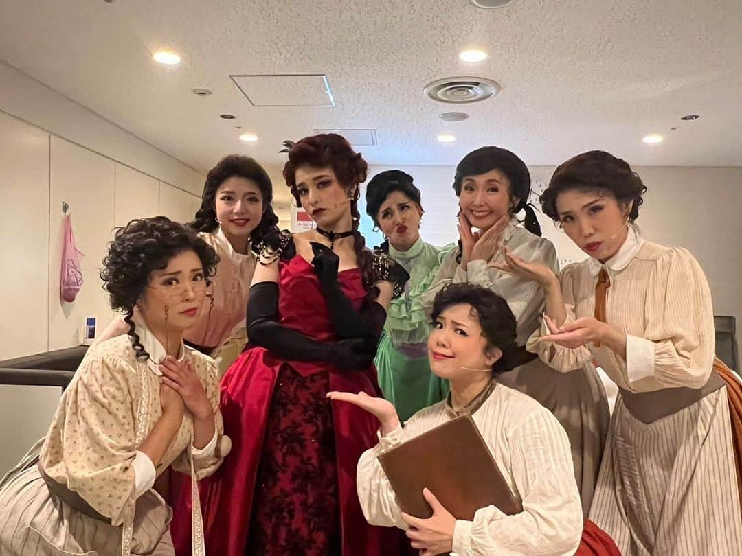 皆本麻帆さんのインスタグラム写真 - (皆本麻帆Instagram)「ファントム② オペラ座で働く人たちと♥️  この赤いドレスの女は何人クビにしたのかしら、、まったくまったくまったくだわ。  #ファントム2023」9月21日 19時39分 - mmaho0421