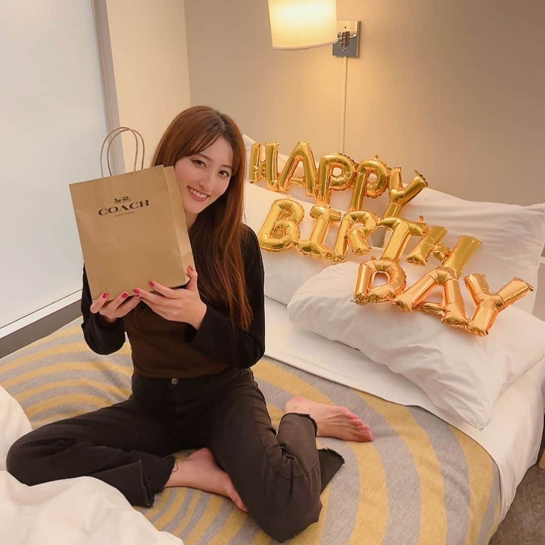 さあやのインスタグラム：「. 留学初日が誕生日だった私の事を、留学で仲良くなったお友達にお祝いしてもらいました〜☺️🩷 アメリカでお祝いしてもらえる日が来るなんて🤭とっても嬉しかった❣️❣️❣️ ありがとう〜っ🥹 . . .  #インフルエンサー #留学生と繋がりたい #大学 #学生 #ファッション #ファッション通販 #大学生 #大学生コーデ #女子大生 #fyp #美脚モデル #留学生活 #留学準備 #ホテル#美脚美人 #美脚女子 #美脚トレーニング #美脚になりたい#ダイエット#ダイエット生活 #アメリカ留学#アメリカ生活 #アメリカ旅行 #アメリカ在住 #海外生活 #海外ファッション#ootd#lb#誕生日#誕生日サプライズ」