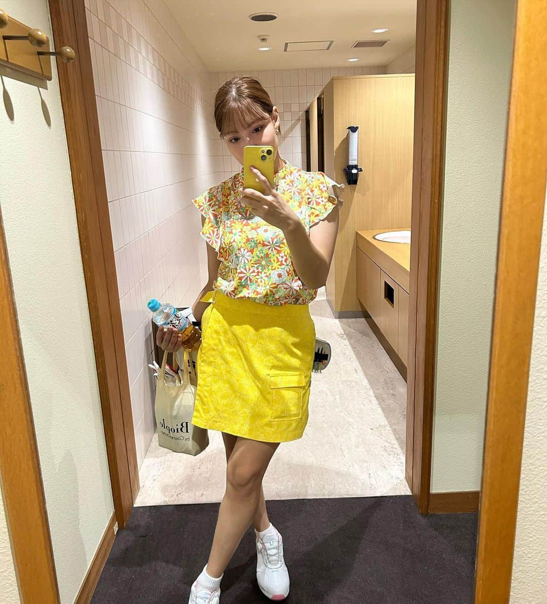 西村ケリーさんのインスタグラム写真 - (西村ケリーInstagram)「この日は　#桜ヶ丘カントリークラブ  でゴルフでした⛳️ ゴルフ場からこんなにビル群が見えるってすごく珍しいよね🥺✨都内からもサクッと行けて最高🩵 この日はスコア102⛳️でした、、100切りならず、、🤣 まだまだ頑張ります！！🙆‍♀️  👚　@newbalancegolf_japan  ゴルフクラブ🏌️‍♀️は今　@prgrjapan と　@bridgestonesports_golf ⛳️❤︎  #ゴルフ #ゴルフ女子 #ゴルフコーデ #ゴルフウェア #ゴルフ大好き  #ゴルフ日和 #golf #golfwear #golfr #golf⛳️ #ゴルフコーデ #キスオンザグリーン  #ニューバランスゴルフ  #パーリーゲイツ #パーリーゲイツ女子 #ゴルフクラブ #🏌️‍♀️ #golfswing #golflife #ニューバランスゴルフ #ドライバーショット #ドライバースイング #ドラコン #ゴルフスイング #うまくなりたい」9月21日 19時43分 - kellynishimura8