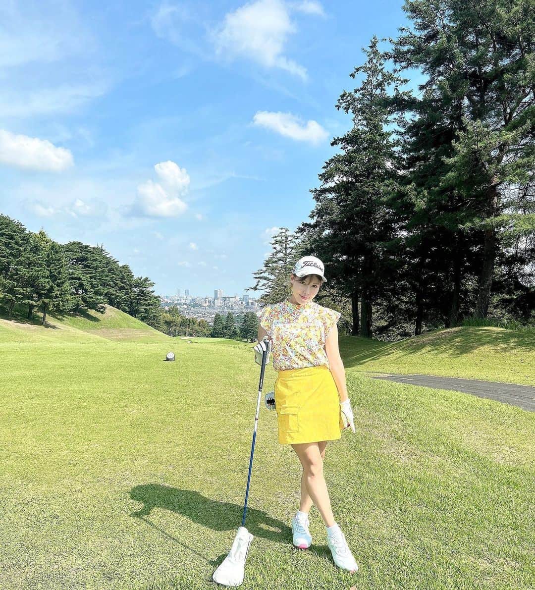 西村ケリーのインスタグラム：「この日は　#桜ヶ丘カントリークラブ  でゴルフでした⛳️ ゴルフ場からこんなにビル群が見えるってすごく珍しいよね🥺✨都内からもサクッと行けて最高🩵 この日はスコア102⛳️でした、、100切りならず、、🤣 まだまだ頑張ります！！🙆‍♀️  👚　@newbalancegolf_japan  ゴルフクラブ🏌️‍♀️は今　@prgrjapan と　@bridgestonesports_golf ⛳️❤︎  #ゴルフ #ゴルフ女子 #ゴルフコーデ #ゴルフウェア #ゴルフ大好き  #ゴルフ日和 #golf #golfwear #golfr #golf⛳️ #ゴルフコーデ #キスオンザグリーン  #ニューバランスゴルフ  #パーリーゲイツ #パーリーゲイツ女子 #ゴルフクラブ #🏌️‍♀️ #golfswing #golflife #ニューバランスゴルフ #ドライバーショット #ドライバースイング #ドラコン #ゴルフスイング #うまくなりたい」