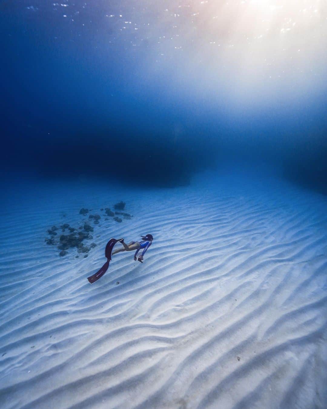 H I R O M I M O R I Y Aのインスタグラム：「Sunset vibes☀️  この歌好きな人いない？我めっちゃ好きなの。たまーに聴きたくなる歌🎧  後この写真誰かわからなくてタグ付けできまてん😹  #underwater #sunset #uw #uwphotography #earth #diving #divinglife #uwphotographers #ocean #saipan」