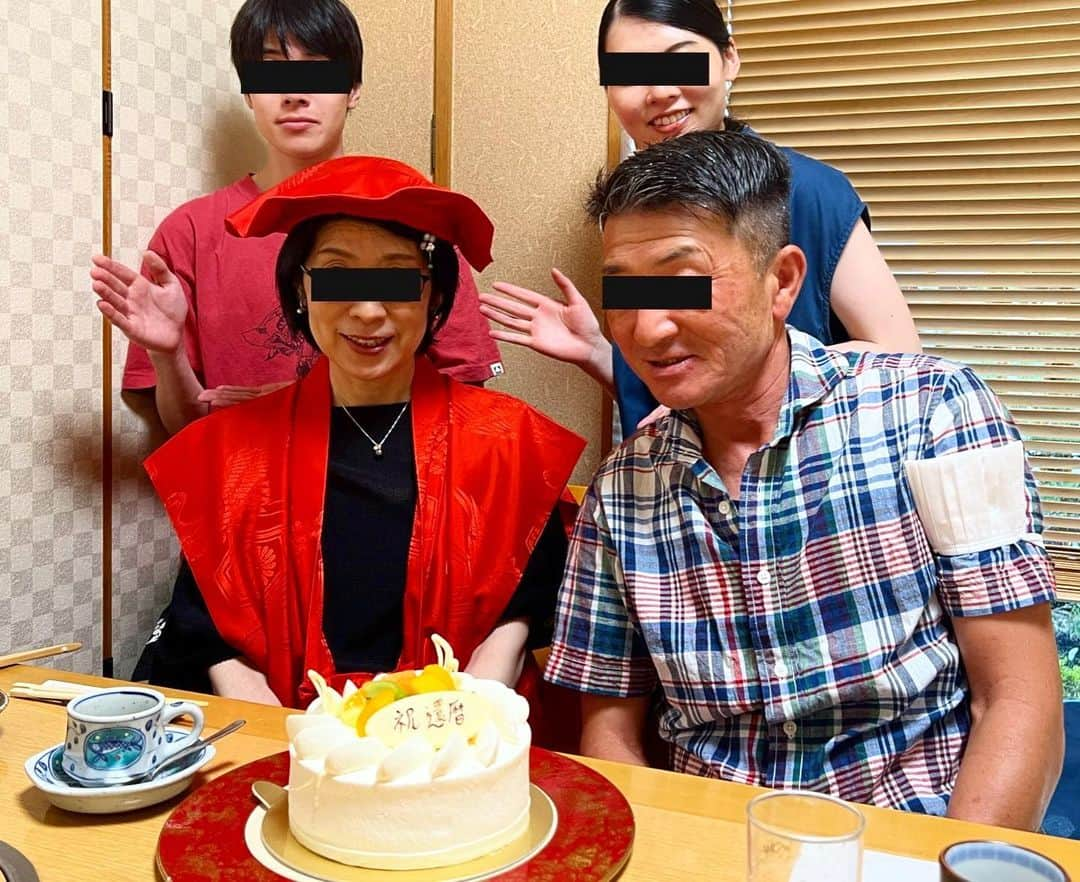 トマトクンのインスタグラム：「母、節目の誕生日会🎂  #誕生日#蟹#大好物」