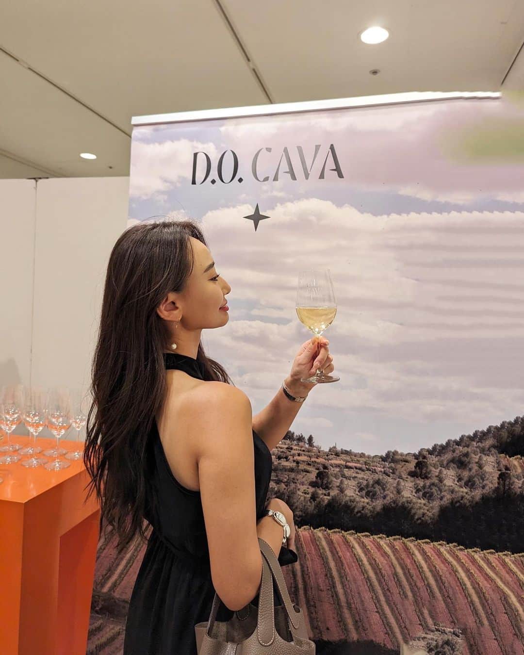 李 雨瀟さんのインスタグラム写真 - (李 雨瀟Instagram)「スペイン大使館で行われた、 スペインD.O.cavaのレセプションパーティーへ招待いただきました🥂 「CAVA」は、伝統製法に則ってつくられた スペイン産の最上級高品質のスパークリングワイン。 そんな素敵なワインを大使館で しかも色んな種類が飲めるなんて…✨ 幸せすぎでした🥰 . ケータリングもワインに合う お寿司や、ピンチョス、チーズケーキなどなど 美味しくておかわりまでしてしまった🙈 . 今度ご飯屋さん行ったら スペイン産のワインに注目してオーダーしてみよ🥰✨ @cava.do  . パーティーに合わせてコーデ #onepiece @shein_japan  #bracelet @nothingandothers  #watch @cartier  . . #ワイン好き #ワイン #ワインパーティー #PR #cavaweek #cavadiscoveryweek #cavamuseum #cavadiscoverymuseum #スペイン #スペイン好き #スペイン大使館 #ロゼワイン #白ワイン好き #赤ワイン好き #nothingandother」9月21日 19時47分 - yuisho_ri