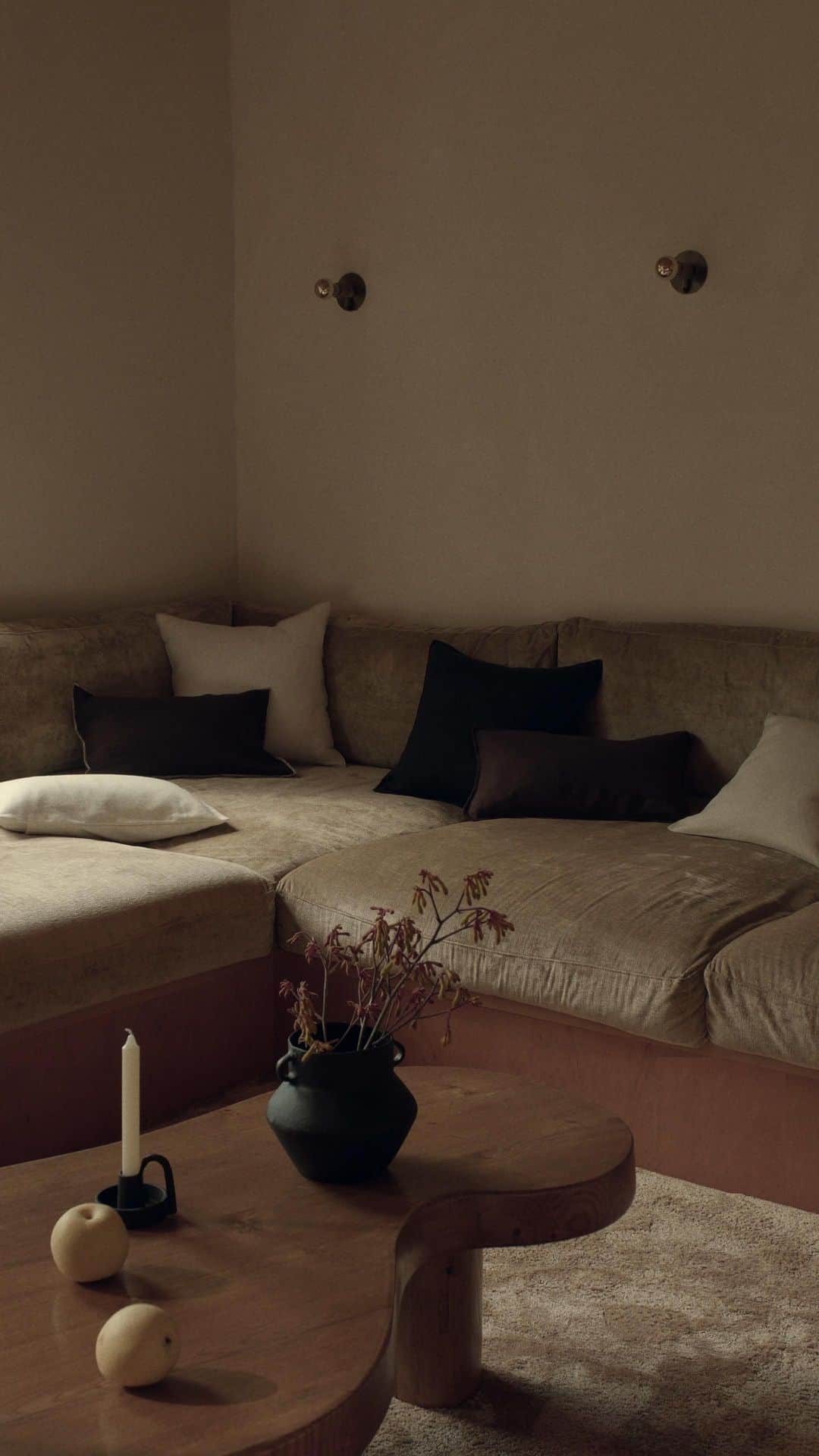 のインスタグラム：「The soft light of autumn begins to flood our new Home collection. Fall in love with it, at mango.com.  #MangoHome」