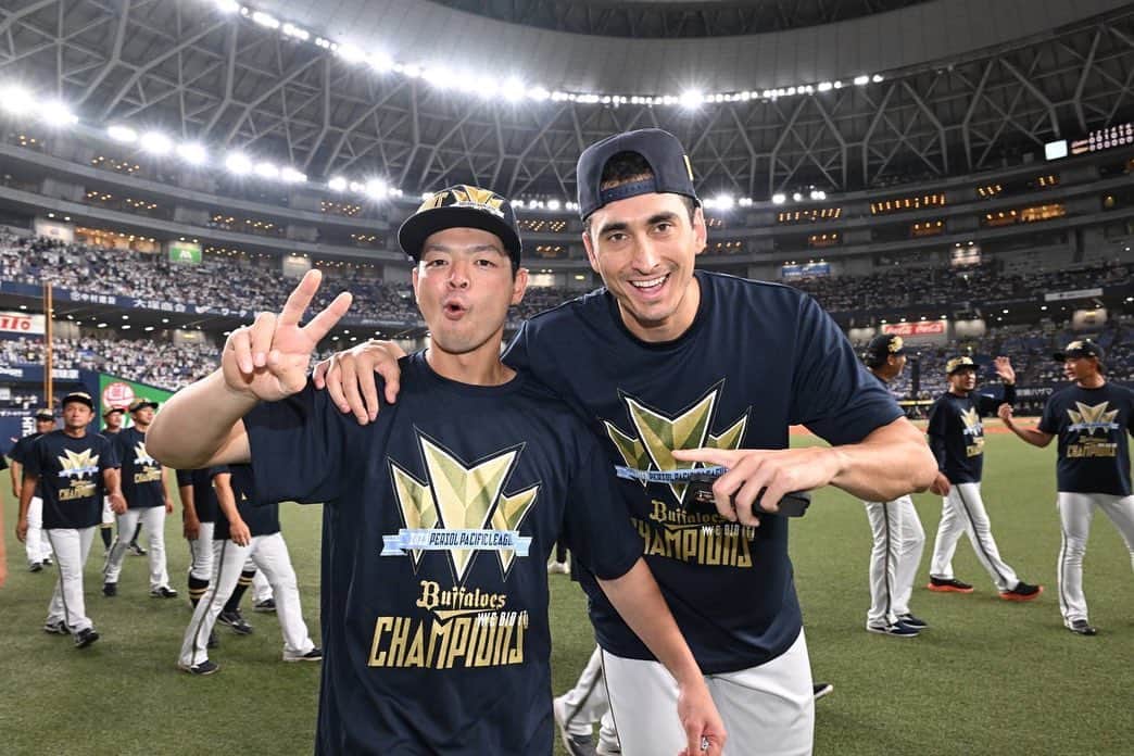 黒木優太のインスタグラム：「3連覇！！！  #オリックス #3連覇 #ジョニスパック」