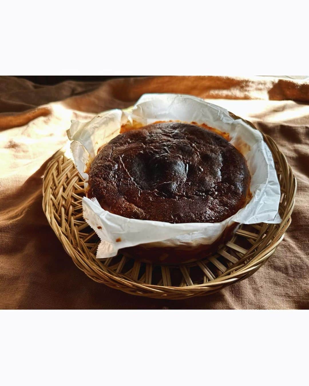 樹神さんのインスタグラム写真 - (樹神Instagram)「ドライフィグでバスクチーズケーキ焼きました。  フォークを入れるとぷにゃ〜となるタイプも好きですが、 どっしりもグッド〜。 フィグはラムでマリネ。  #バスクチーズケーキ  #チーズケーキ #basquecheesecake」9月21日 19時49分 - kotamaofficial