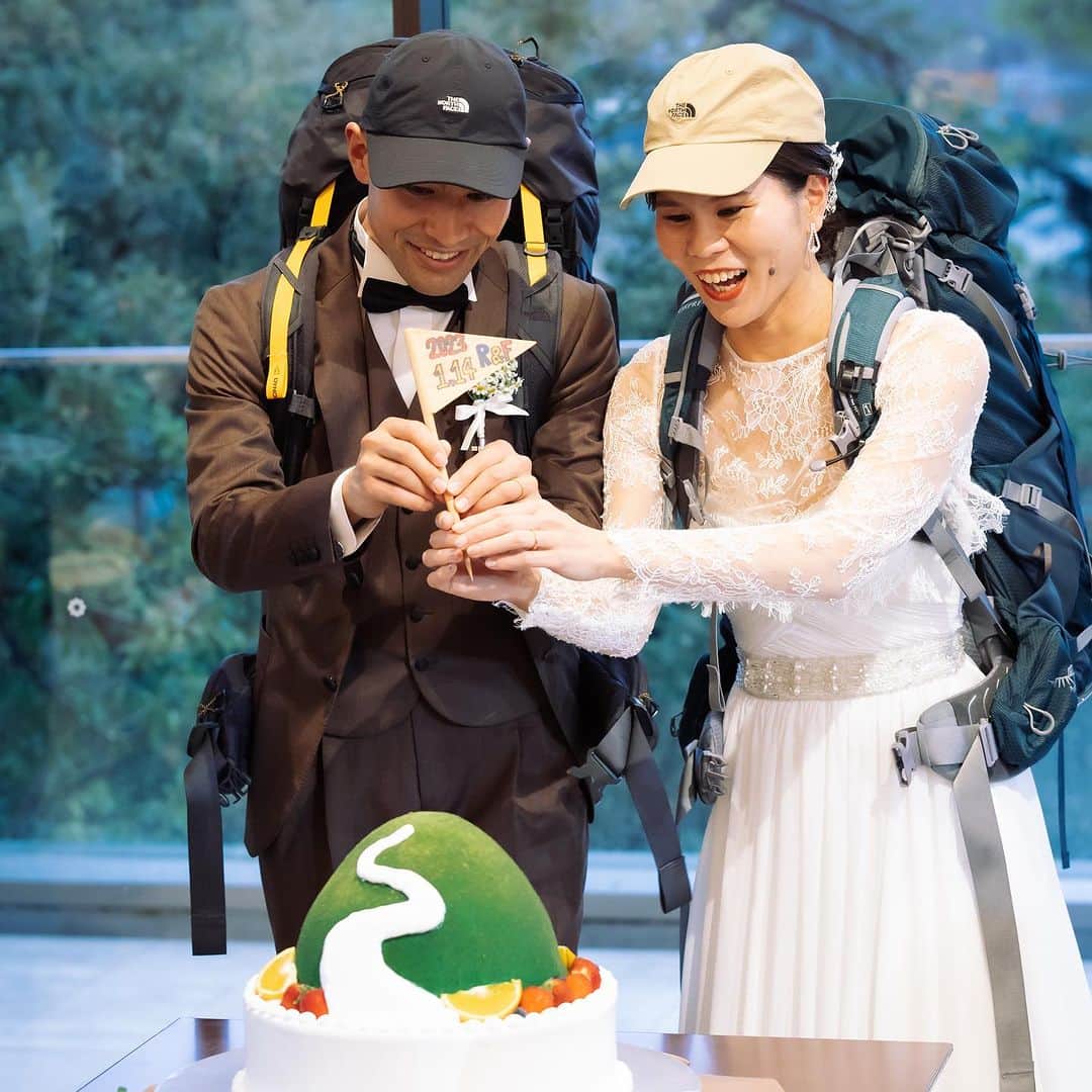 コトワ奈良公園プレミアムビューのインスタグラム：「. おふたりらしさ全開のケーキセレモニー オーダーメイドウエディングだからこそ叶う 完全オリジナルウェディングケーキ🌿 .  ▼▼▼ ブライダルフェアのご予約 ブログやウェディングレポートは @kotowanarakouen TOPページよりご覧ください🔍 . #kotowa奈良公園premiumview #koto嫁 #結婚式場#奈良結婚式場#ブライダルフェア#全国のプレ花嫁さんと繋がりたい #式場見学#カラードレス#ドレス選び#ヘアスタイル#プレ花嫁 #日本中のプレ花嫁さんと繋がりたい #前撮り#結婚式#プロポーズ#ブーケ招待状#奈良花嫁#ドレスフィッティング#ドレス#結婚式準備#ウェディングフォト#ウェディング#ウェディングドレス#結婚式場探し#dearswedding #ふたりの未来を探す旅」