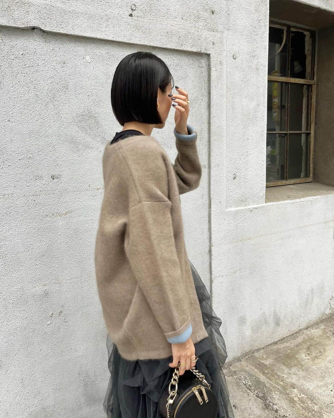 miheeさんのインスタグラム写真 - (miheeInstagram)「@elendeek  RACCOON MIX W CARDIGAN🤍  袖まくりや、前ボタンを開けたときの コントラストが可愛いカーディガン🫶☺️  色は迷ってベージュに🫶 裏側はブルー🩵  @elendeek_snap #pr#elendeek_knitgallery」9月21日 19時59分 - __mihi__