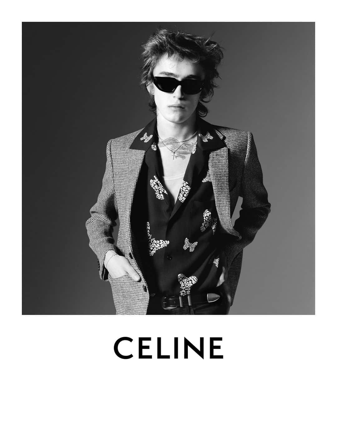 Celineのインスタグラム：「CELINE 18 LA COLLECTION DU PALACE PARIS SYNDROME  CELINE HOMME WINTER 23  CELINE TAILORING LE BLAZER FRANÇAIS   CELINE HAWAIIAN SHIRT   CELINE BLACK FRAME SUNGLASSES   EMIL @HEDISLIMANE PHOTOGRAPHY PARIS MARCH 2023  COLLECTION AVAILABLE NOW IN STORE AND ON CELINE.COM  #LEPALACE #CELINEHOMME #CELINEBYHEDISLIMANE」