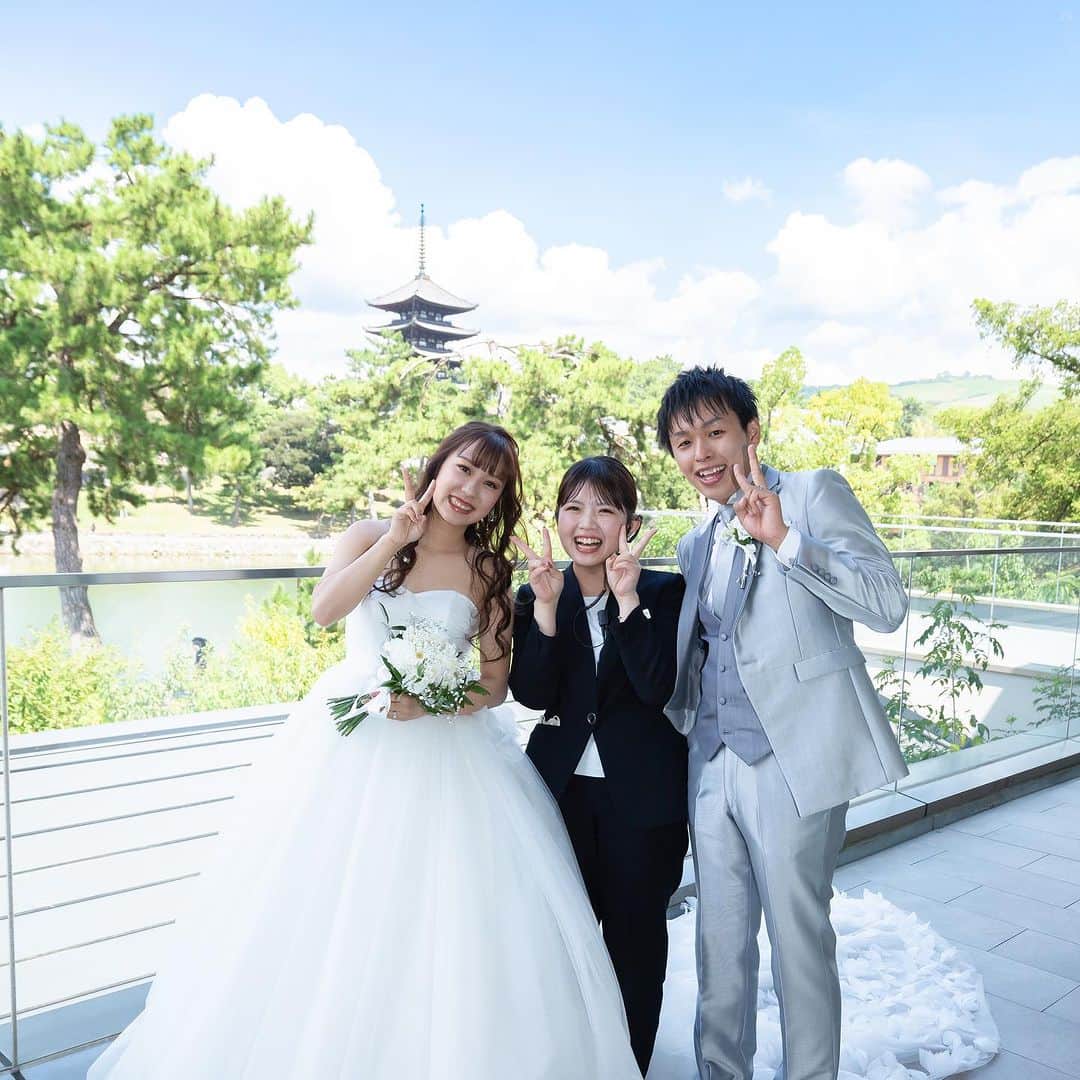 コトワ奈良公園プレミアムビューのインスタグラム：「. 奈良らしい景色をバックに だいすきなおふたりとのワンショット🎶🌼 . .  ▼▼▼ ブライダルフェアのご予約 ブログやウェディングレポートは @kotowanarakouen TOPページよりご覧ください🔍 . #kotowa奈良公園premiumview #koto嫁 #結婚式場#奈良結婚式場#ブライダルフェア#全国のプレ花嫁さんと繋がりたい #式場見学#カラードレス#ドレス選び#ヘアスタイル#プレ花嫁 #日本中のプレ花嫁さんと繋がりたい #前撮り#結婚式#プロポーズ#ブーケ招待状#奈良花嫁#ドレスフィッティング#ドレス#結婚式準備#ウェディングフォト#ウェディング#ウェディングドレス#結婚式場探し#dearswedding #ふたりの未来を探す旅」
