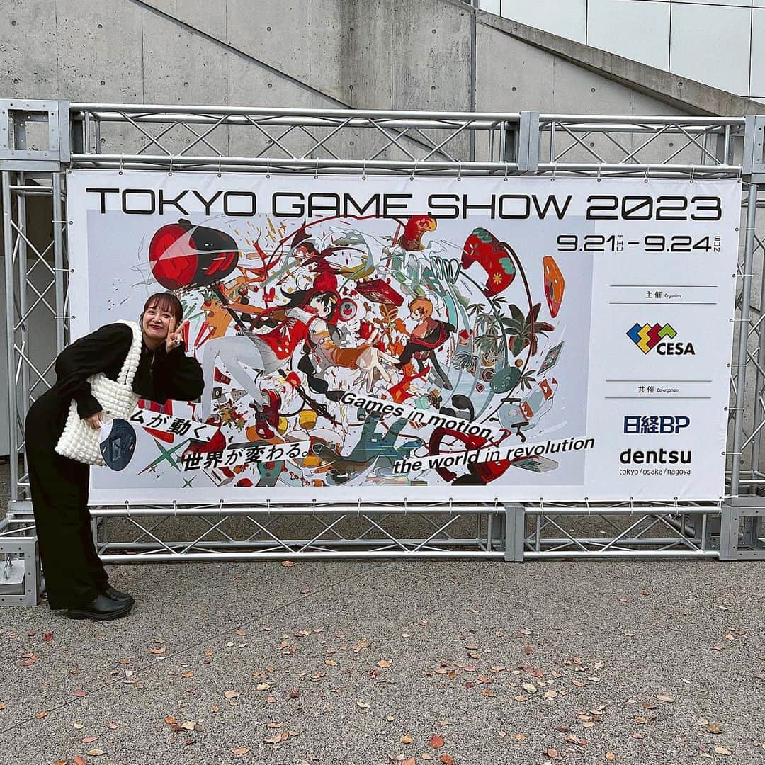 やまもものインスタグラム：「🎮  ˗ˋˏ 東京ゲームショウ 2023 ˎˊ˗  行ってきました〜〜〜とても楽しかった✧︎  原神や崩壊スターレイルでおなじみのHoYoverseさんの新作『ゼンレスゾーンゼロ』で遊ばせていただきました(#^.^#)✌🏻  グラフィックが綺麗なのはもちろん戦闘シーンがかっこよすぎました😭👏🏻  都市も少し探索したんやけどこの世界がドツボすぎる🤦🏻‍♀️近未来的でワクワクが止まらなかった！今からリリースが超楽しみ✧︎  ぜひみんなも見てみて〜〜🩵💭  #PR #ゼンゼロ #TGS #いろんなゲーム見れて最高に楽しかった #遊びたいゲームが多すぎるって話」