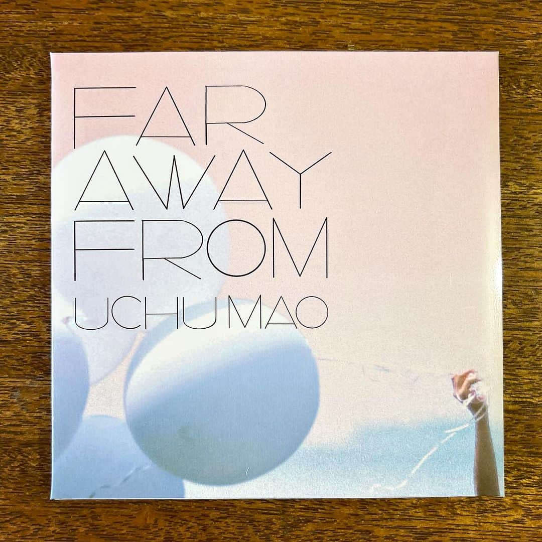 青木慶則のインスタグラム：「シンガーソングライター・宇宙まおさん、2023.9.13 ReleaseのAlbum「Far away from」の、M6「テーブルクロス」をプロデュースしました。ギターに石本大介くん、トランペットにニューヨーク在住の小倉直也くんがリモートで参加。小倉くんにRoy Hargrove風にとお願いしたところ、Chet Baker風もさりげなく混ぜてくれて嬉しかった。僕の理想のJazz&Popsが構築できて、非常に満足しています。まおさんの歌と楽曲も素敵です。よければぜひ聴いてみてください。  @uchumao  @naoyogura」