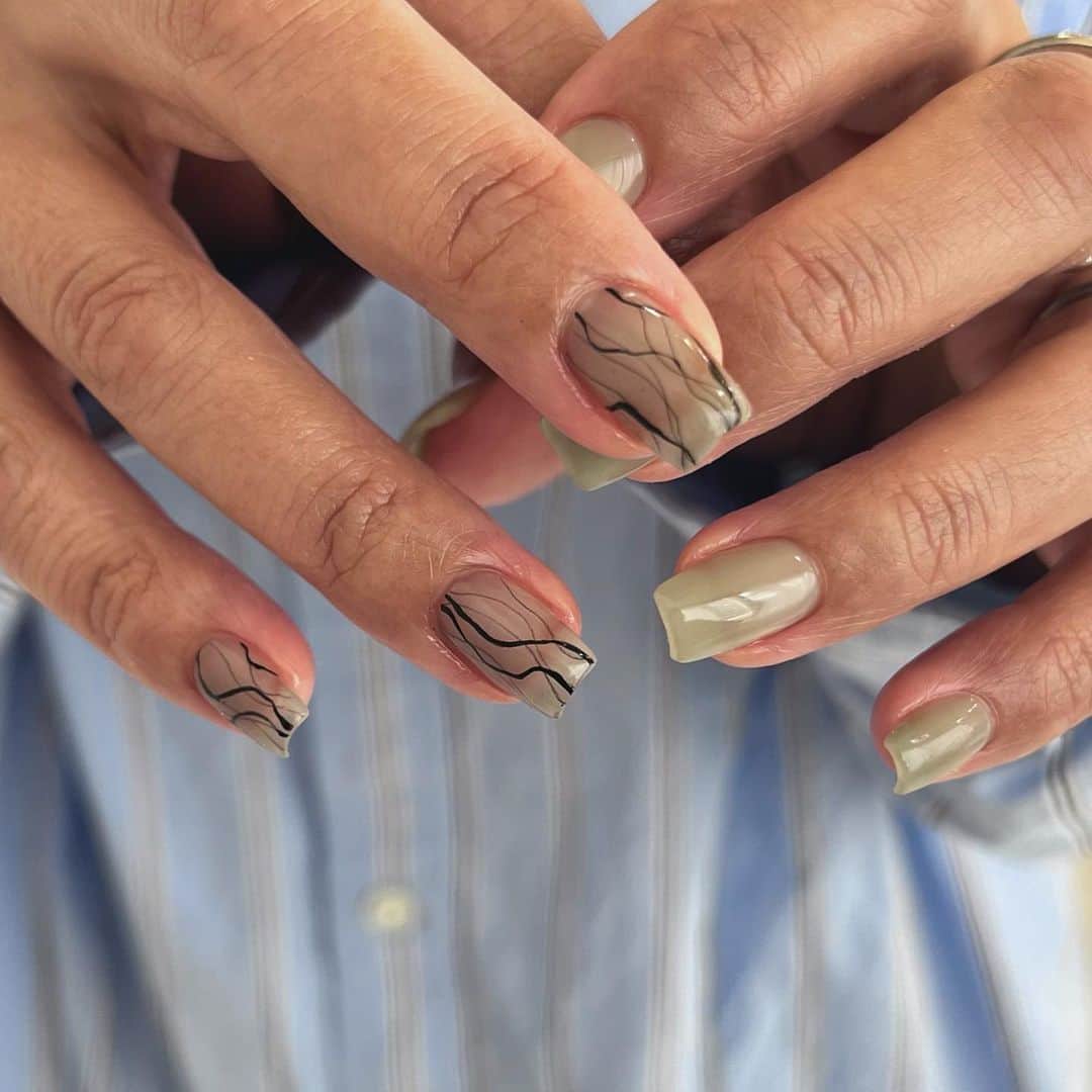 sapporo nail 【 Aster 】のインスタグラム：「⁡ ⁡ 2種類のうねうね ⌇⌇ お好きなautumn colorとあわせるのが◎！ ⁡ 淡色グリーンとの相性バッチリでした👌💭 ⁡ ________________________ ⁡ ⁡ ⁡ ⁡ ●ジェルの持ちが悪い ●爪が折れやすい ●爪を削られすぎたことがある ●マシンが怖い ●理想の形やデザインにならなかったことがある ⁡ ⁡ ↑お悩みの方はぜひ一度お任せください◎ ⁡ 『厚塗りすれば折れない』は×です👀 正しいフォルムとジェルの選定で お客様それぞれに合った理想の強度とキレイな見た目に整えます。 ⁡ ⁡ ⁡ ⁡ ⁡ _______________________________ ⁡ ⁡ #札幌ネイルサロンアトリエリベルテ #札幌ネイルサロン #ニュアンスネイル #秋ネイル #うねうねネイル ⁡ ⁡ ⁡ ＿＿＿＿＿＿＿＿＿＿＿＿＿＿＿＿＿＿＿＿ ⁡ atelier Libertéはスタッフそれぞれがサロンの1席を借りてオーナーとして営業している新しいstyleのネイルサロンです。 ⁡ 使用素材や得意とするアートのタッチはスタッフにより異なります。 各スタッフのアカウントで、アートの雰囲気を見てご指名でのご予約もおススメです🪄 ⁡ ⁡ yukina→@atelier_liberte_yukina  akari→ @atelier_liberte_akari ayuzu→ @atelier_liberte_ayuzu saaya→ @atelier_liberte_saaya yuho→ @atelier_liberte_yuho ⁡ ●前日キャンセルはお席代として1500円/当日キャンセルは2,000円(無断の場合は3,000円)次回ご来店時にご請求させていただきます。(seina指名の場合、予約コース最低料金となります。例ハンド付け替え→7,000 ) ⁡ ⁡ 𝐚𝐭𝐞𝐥𝐢𝐞𝐫 𝐋𝐢𝐛𝐞𝐫𝐭𝐞 ⁡ place: 札幌市中央区南1条西8丁目9 BB1・8ビル2階 ⁡ TEL :  080-4500-8832 ⁡ ⁡」