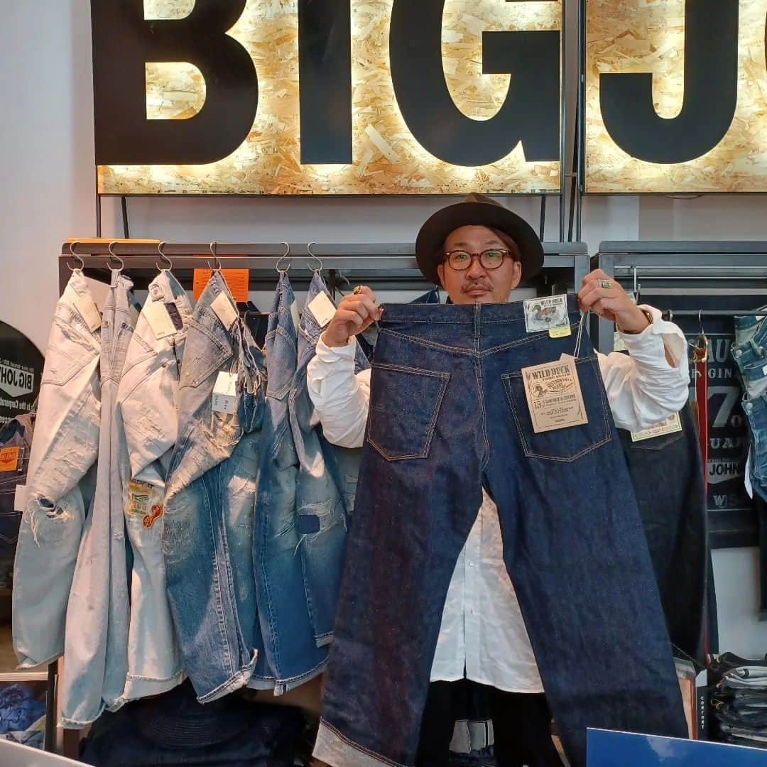 BIG JOHNさんのインスタグラム写真 - (BIG JOHNInstagram)「Bigjohnjeans 🟨24SS展示会大阪  こんにちは❕❕ PLANNERのKIMURAです。 今日は24SS展示会の最終日で 大阪店に来ています。 本日は沢山のご来場有り難う御座いました!✨ 皆様とお会い出来て 色々と商品のお話が出来て良かったです❕❕  これからも年末に掛けて新商品が上がって来ますので、お楽しみにお待ち下さい! また来週は東京店にお邪魔します。     @bigjohnshop @bigjohntokyo @bigjohnosaka #ビッグジョン#ビッグジョン児島本店#BIGJHON#ビッグジョン大阪#ビッグジョン東京#ヴィンテージ#岡山#倉敷#児島#倉敷#デニム#セルビッジ#インディゴ#履き込み#穿き込み#jeans#Japanmade#denim#jeans#jeansfashion#brand#デニム#japan #drydenim #indigoinvitation #selvage #selvagedenim #rawdenim #経年変化 #国産 #kojima #365daysoffade #マクアケ」9月21日 19時54分 - bigjohnjeans