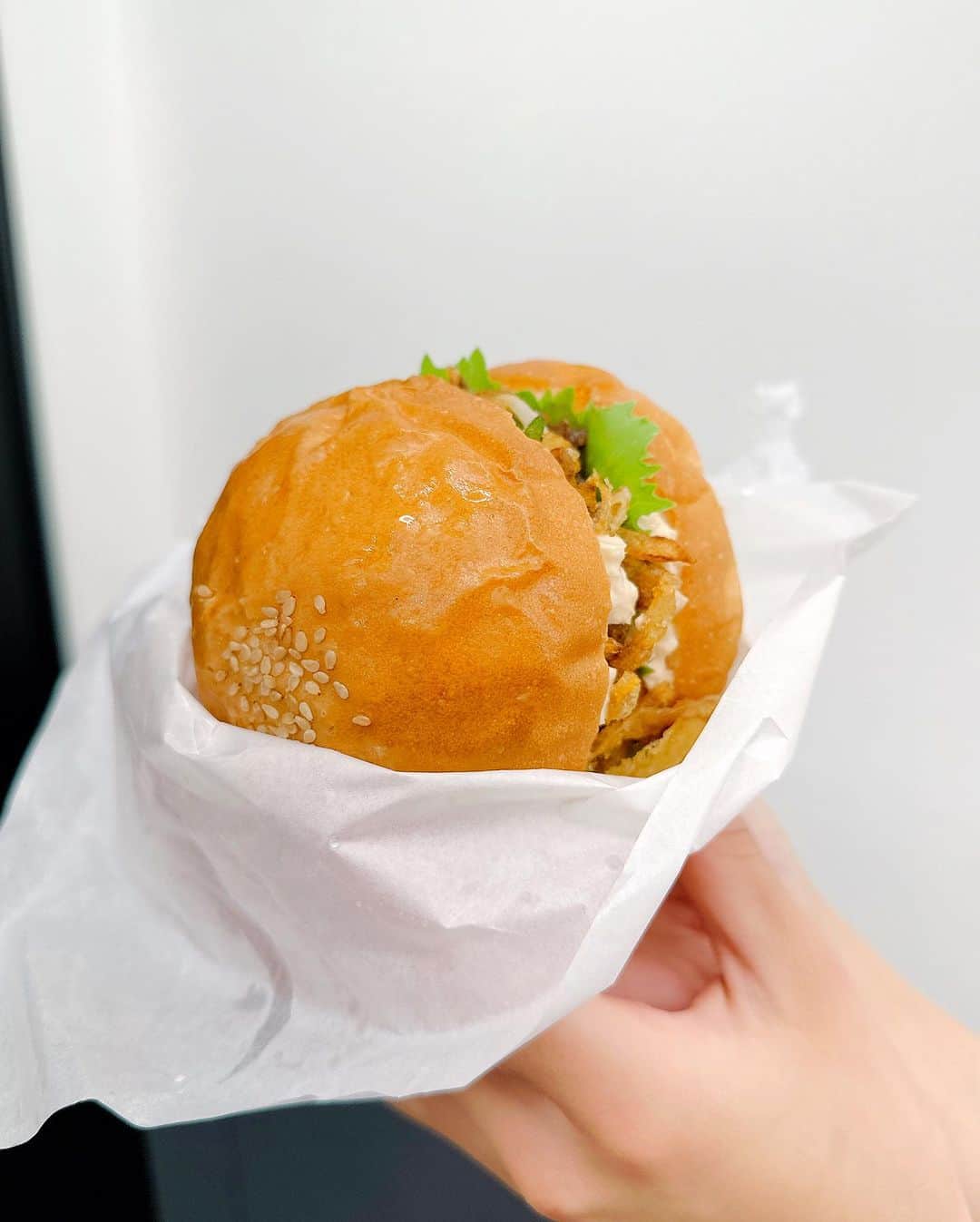 葉月沙耶さんのインスタグラム写真 - (葉月沙耶Instagram)「🍔❤️  ワンマンライブの日にすずかさん @xxgourmetxx2023 から差し入れで頂いた美味しいハンバーガー‪‪❤︎‬＾· ·⸝⸝＾  Zeppがある歌舞伎町タワーの中にあるハンバーガー屋さんだよ‪‪❤︎‬ @kabuki_burger_tacos   こんなに美味しいハンバーガーあるんや！！ってなりました🥹♡♡   Zeppと同じ建物にあるからみんなも食べてみてね( ´͈ ᵕ `͈ )♡  #ハンバーガー #ハンバーガー屋 #ハンバーガー部 #ハンバーガー女子 #ハンバーガーランチ #ハンバーガー屋さん #ハンバーガー巡り #歌舞伎町 #歌舞伎町タワー #歌舞伎町ランチ #新宿グルメ #新宿カフェ #新宿ランチ #lunch #lunchbox #lunchtime #グルメ #グルメ好きな人と繋がりたい #グルメ女子 #グルメスタグラム」9月21日 19時58分 - sayapon_310