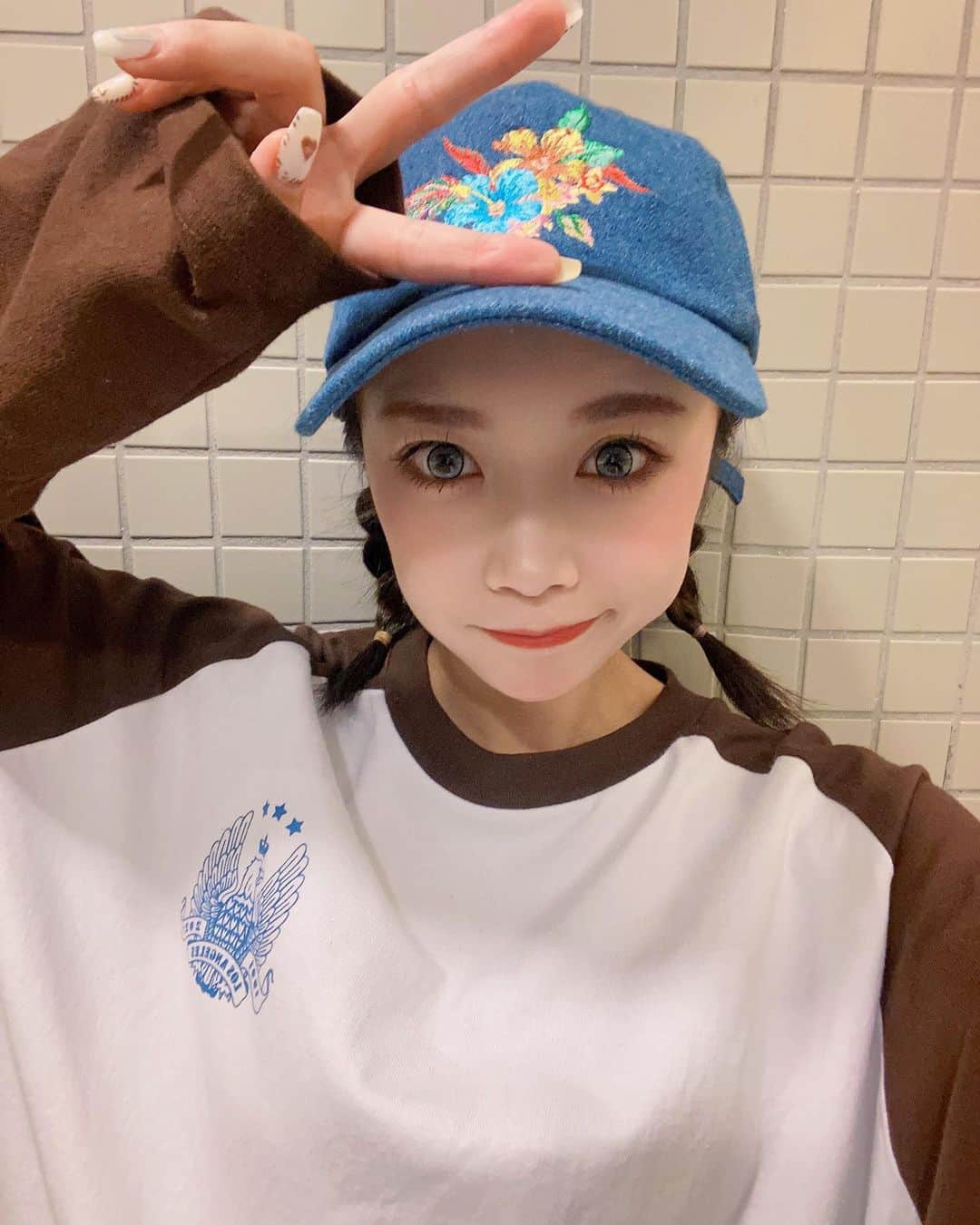 水嶋ひかるのインスタグラム：「ロンT始めぇ🤎 . . ボトックスメンテナンスに🏥 コンプレックスのうさぎジワ、眉間、おでこ、エラに。 エラは本当に食いしばり😪酷いのと 硬い食べ物が大好きで、、、ハリやすい🤢 自分の笑いジワは大好きなんだけど過度に気になるところを少しメンテナンスしてもらいました🤝🏻 ゆうさんありまとございます🤍 @i_am_yuu__  @biancaclinic  ゆうさんの施術中は恋愛話、世間話しながらであっとゆうま🙊 痛いと感じるのも少なくて本当にありまとございます🤢💯 ⚠️最後の動画がビフォー🥺！ . . #biancaclinic #表参道 #ボトックス #今日は何の日 #ファッションショーの日」
