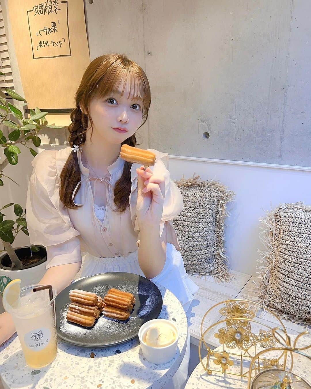 ハルナのインスタグラム：「チュロスたべるー？ ． ． ⁡ ⁡ ⁡ ⁡ だいすきなチュロス食べてきたよ〜 映画館でもディズニーでもよく頼む大好物🫶🏻 ⁡ 揚げたてで提供してくれるし、 アイスとの相性‪もめちゃくちゃ良いし、 サクモチモチ食感が堪らなかった…🥲🤍 ⁡ テイクアウトもできるのでオススメです🥡☁️ 次はチョコレート味食べたいな〜！ ． ． PR @one_dhole #ワンドール #文京区グルメ #文京区スイーツ #文京区カフェ #onedhole #本駒込カフェ #本駒込グルメ #좋아요 #좋아요환영‪ #photography #likesforlike #instalike #followers #followforfollowback #nippon #japan #fashion #japanesegirl #instagood」
