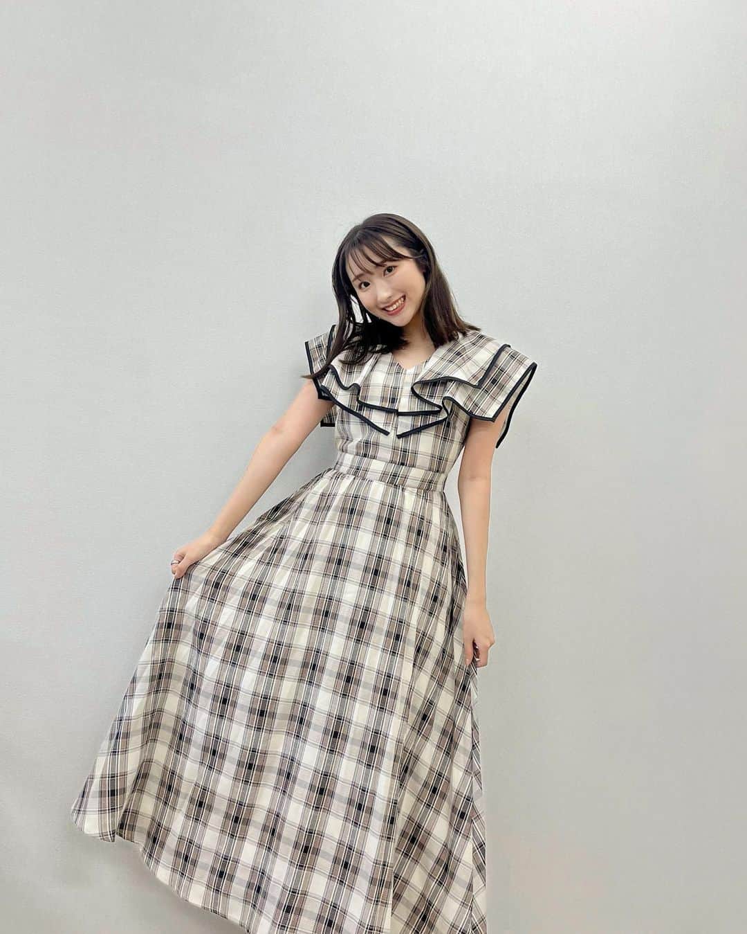 のインスタグラム：「🎀  信州58町村収穫祭めぐりinアイシティ21👒🤍 ありがとうございました！！  MCとミニライブ、楽しんでもらえたかな？💭 温かいみなさんと愛のこもった特産品に囲まれて とっても楽しい、幸せな一日になりました！  次回は10/8麻績村にてイベントが開催されます！ この日もライブしますよ〜〜🎤♡  また、新しく10/14.15の詳細も発表されたので要チェックです📣🔥 また来週〜〜！って言えちゃうよ👶🏻💛ぜひ来てね☺︎♡  .  衣装は @tocco_closet のワンピース🎀 チェックとフリルが可愛いとっても華やかなワンピースだったので、髪の毛は外はねにしてみました🫶🏻🩷髪の毛が伸びてきて嬉しい💫  #tocco #トッコクローゼット #トッコ」